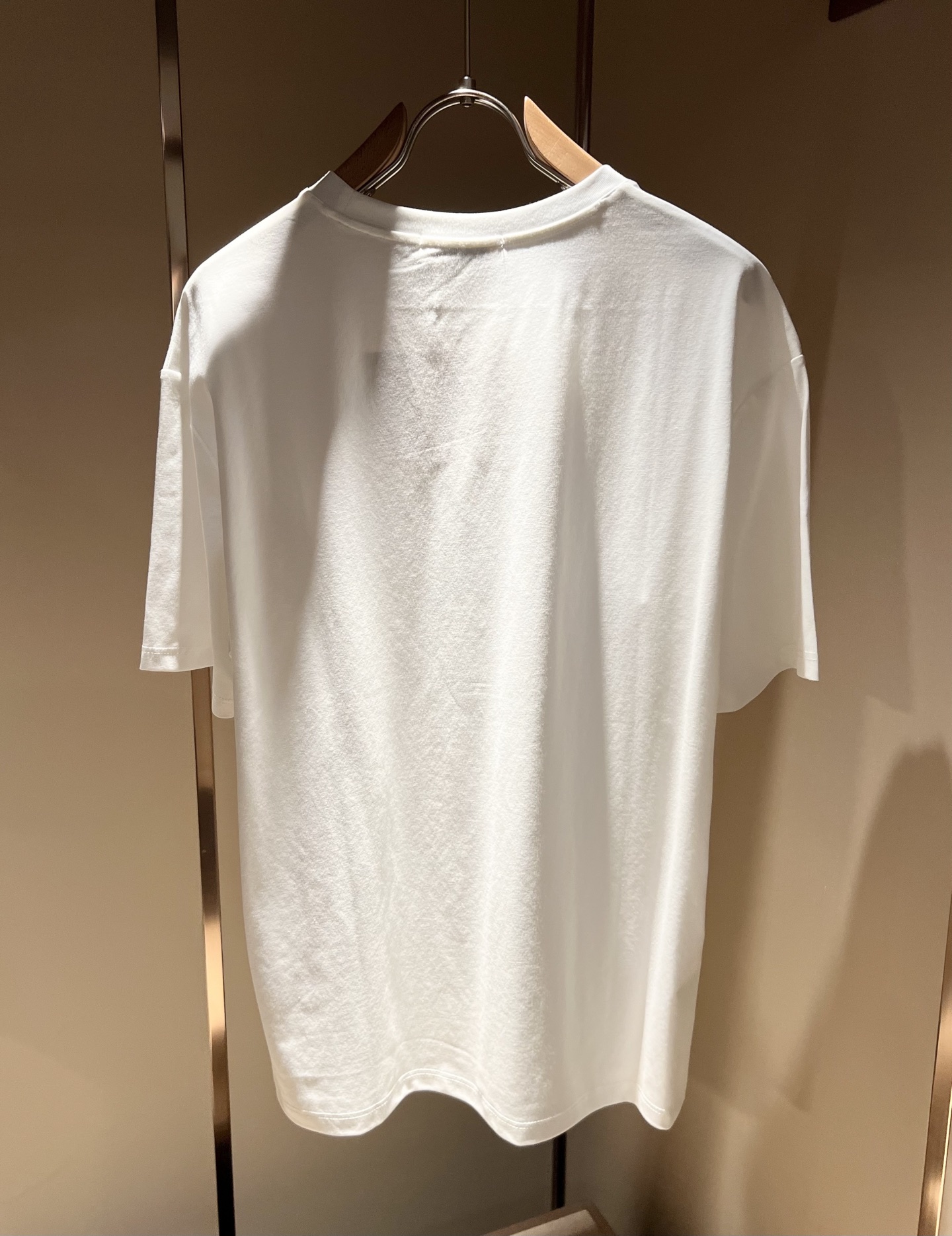   MIUMIU 谬谬2025春夏新款男女同款👫短袖T恤，品牌最新设计元素！既不单调也不复杂,恰到好处的