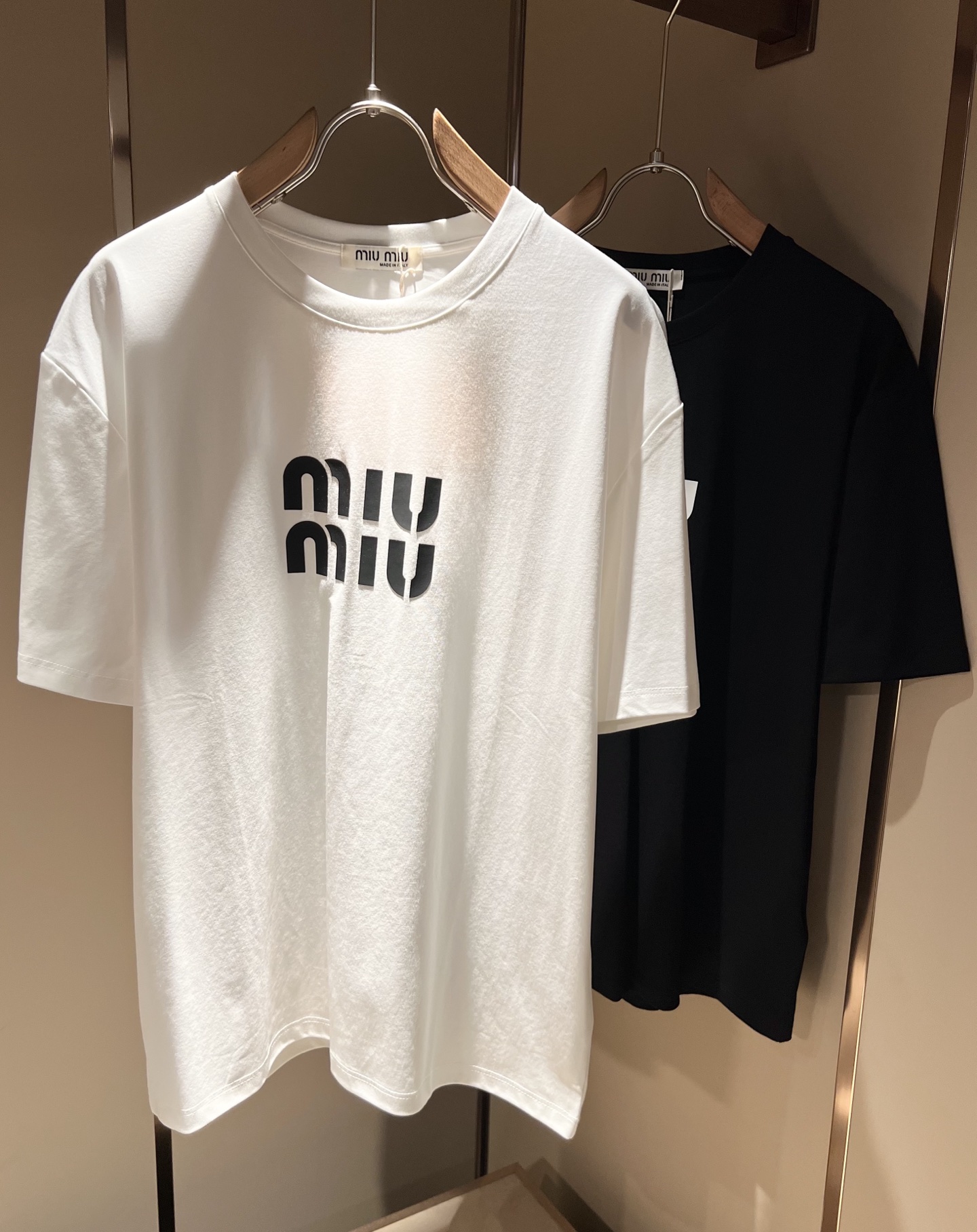 NO:509455,MIUMIU Miserable 2025 Spring and Summer New Men and Women's Same Short-sleeved T-shirt, the latest brand design elements!  Neither monotonous nor complicated, it shows taste just right!  Customer-supplied top-level glue press logo design!  Comfortable, sweat-absorbing and breathable, the unique high-end fabric presents a simple and elegant temperament!  Logo print design on the chest!  Full three-dimensional! Standard cutting design!  Every detail is a synchronized with high-end fashion. Size: M-3XL, miumiu, T-shirt, tees, t-shirt, alexander wang19860909MIUMIU 谬谬2025春夏新款男女同款短袖T恤,品牌最新设计元素！既不单调也不复杂,恰到好处的展现品味！客供顶级压胶logo设计！舒适吸汗透气根本不在话下,面料独具的高奢感呈现简约优雅气质！胸前logo印花设计！饱满立体!标准裁剪设计！每一处细节都是与高端时尚同步的体现.尺码:M-3XL,,miumiu,T-shirt,tees，t-shirt,alexander wang,Men's clothing