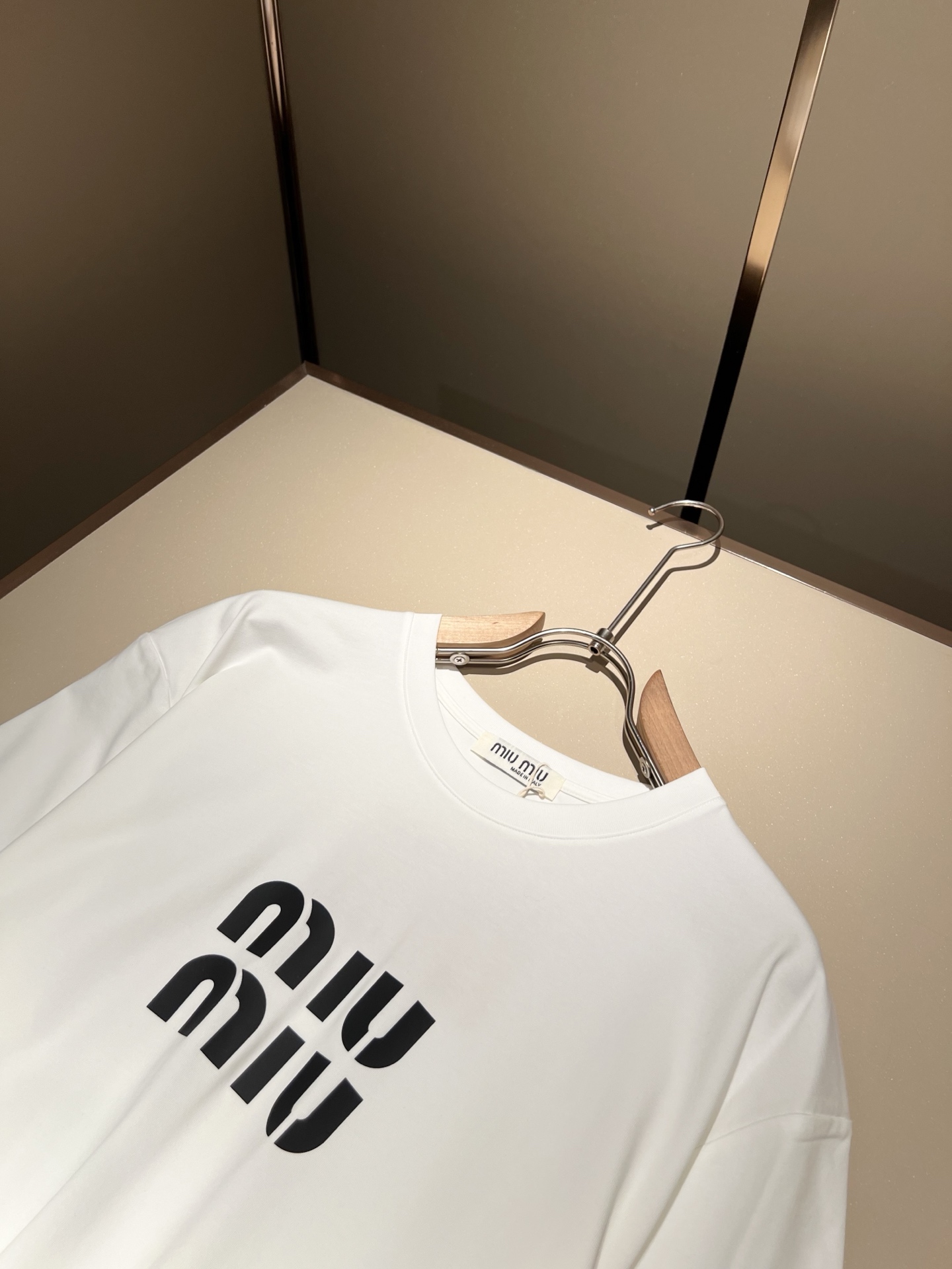   MIUMIU 谬谬2025春夏新款男女同款👫短袖T恤，品牌最新设计元素！既不单调也不复杂,恰到好处的