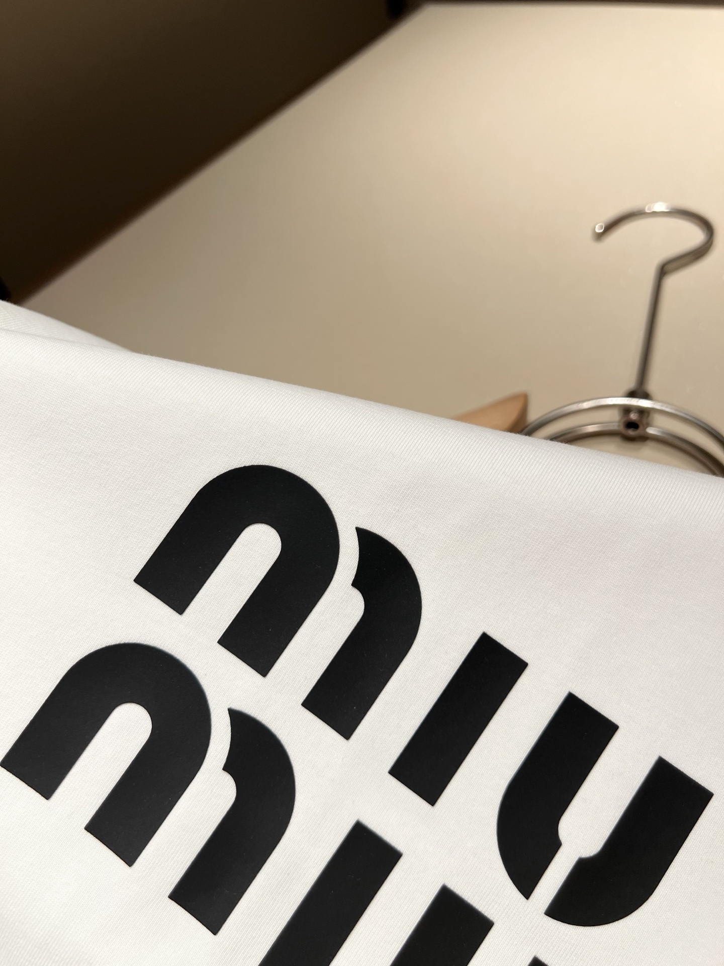   MIUMIU 谬谬2025春夏新款男女同款👫短袖T恤，品牌最新设计元素！既不单调也不复杂,恰到好处的