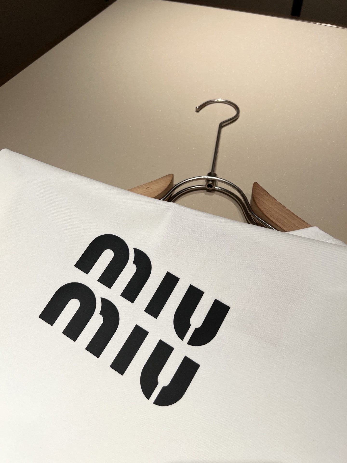   MIUMIU 谬谬2025春夏新款男女同款👫短袖T恤，品牌最新设计元素！既不单调也不复杂,恰到好处的