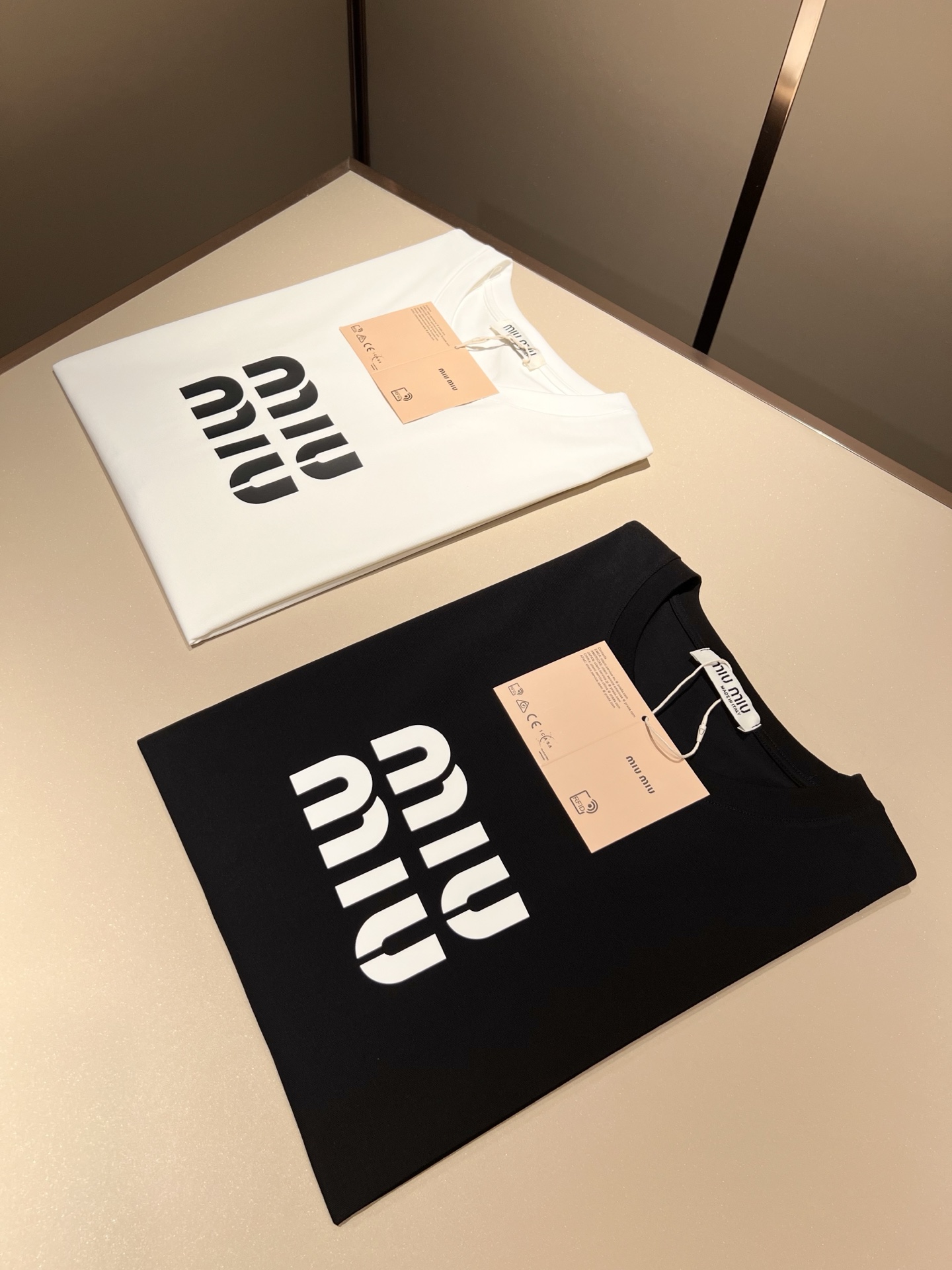   MIUMIU 谬谬2025春夏新款男女同款👫短袖T恤，品牌最新设计元素！既不单调也不复杂,恰到好处的