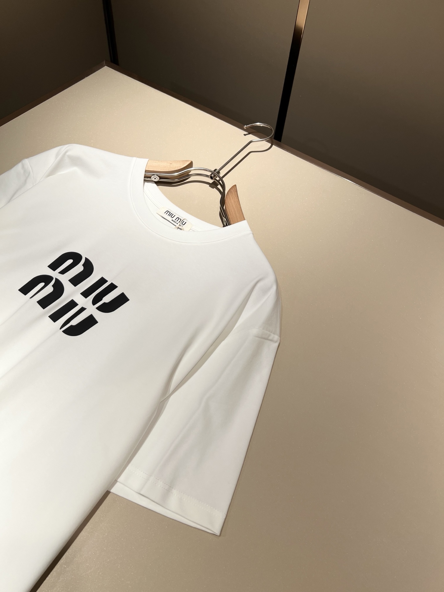   MIUMIU 谬谬2025春夏新款男女同款👫短袖T恤，品牌最新设计元素！既不单调也不复杂,恰到好处的
