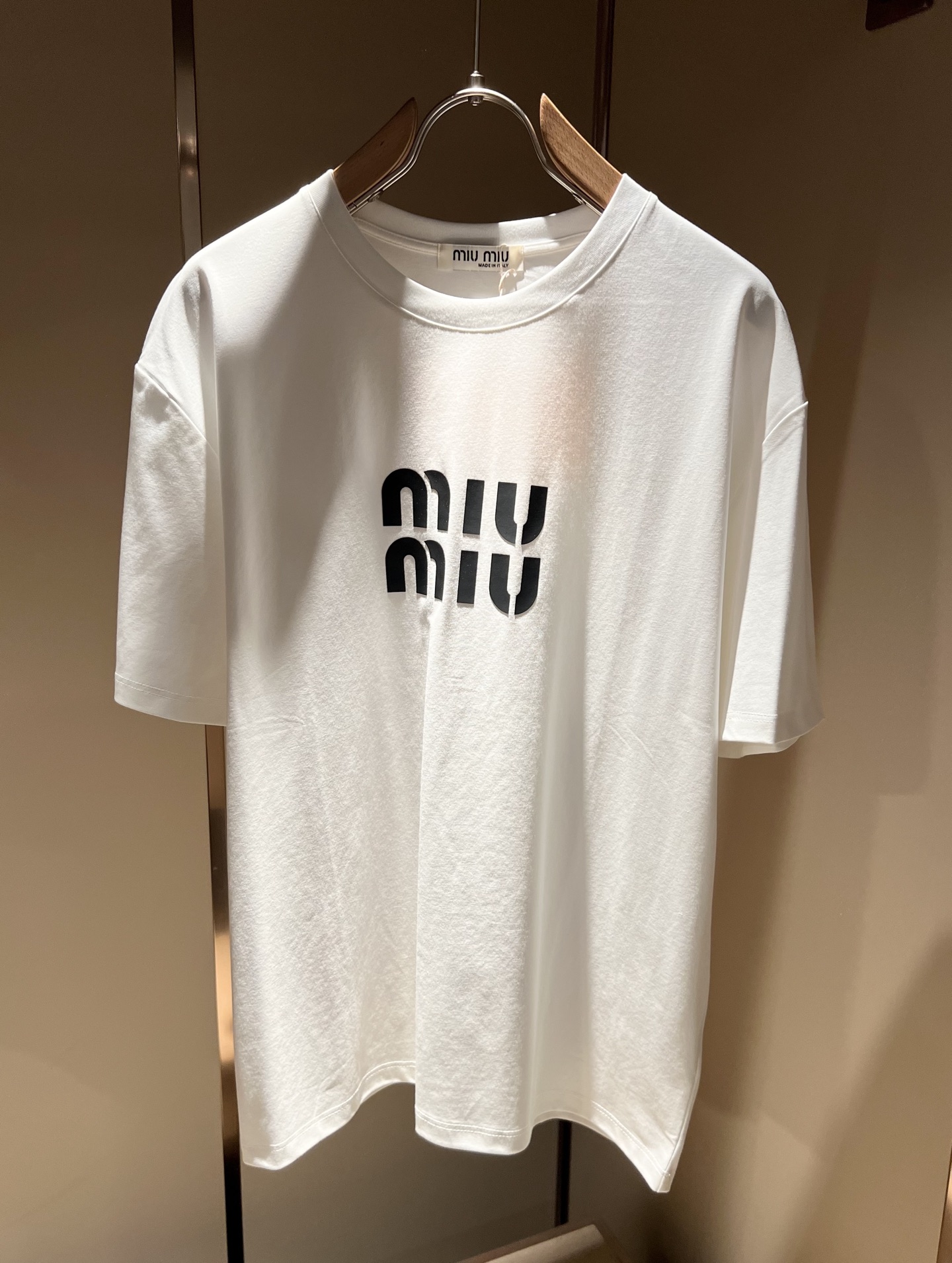   MIUMIU 谬谬2025春夏新款男女同款👫短袖T恤，品牌最新设计元素！既不单调也不复杂,恰到好处的