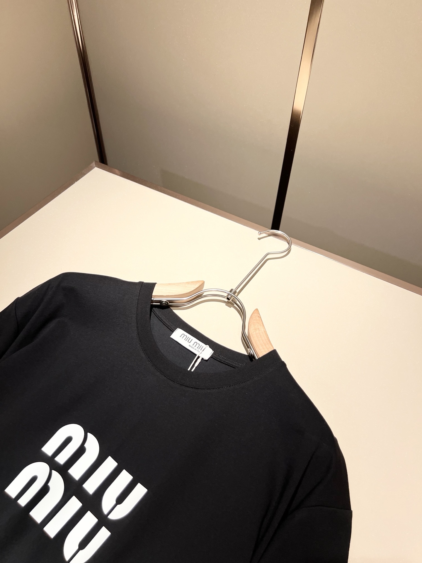   MIUMIU 谬谬2025春夏新款男女同款👫短袖T恤，品牌最新设计元素！既不单调也不复杂,恰到好处的