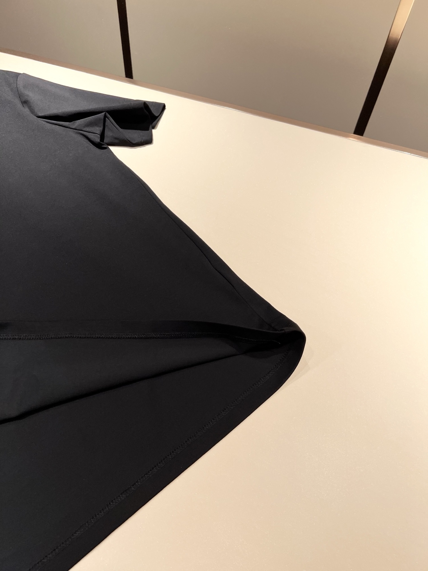   MIUMIU 谬谬2025春夏新款男女同款👫短袖T恤，品牌最新设计元素！既不单调也不复杂,恰到好处的