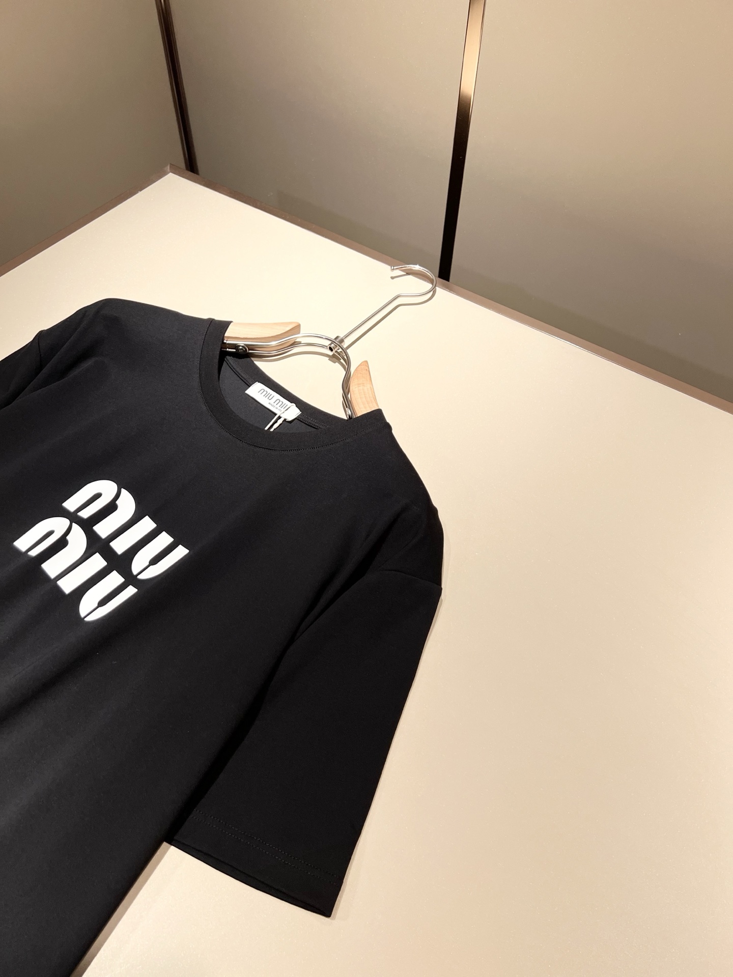   MIUMIU 谬谬2025春夏新款男女同款👫短袖T恤，品牌最新设计元素！既不单调也不复杂,恰到好处的