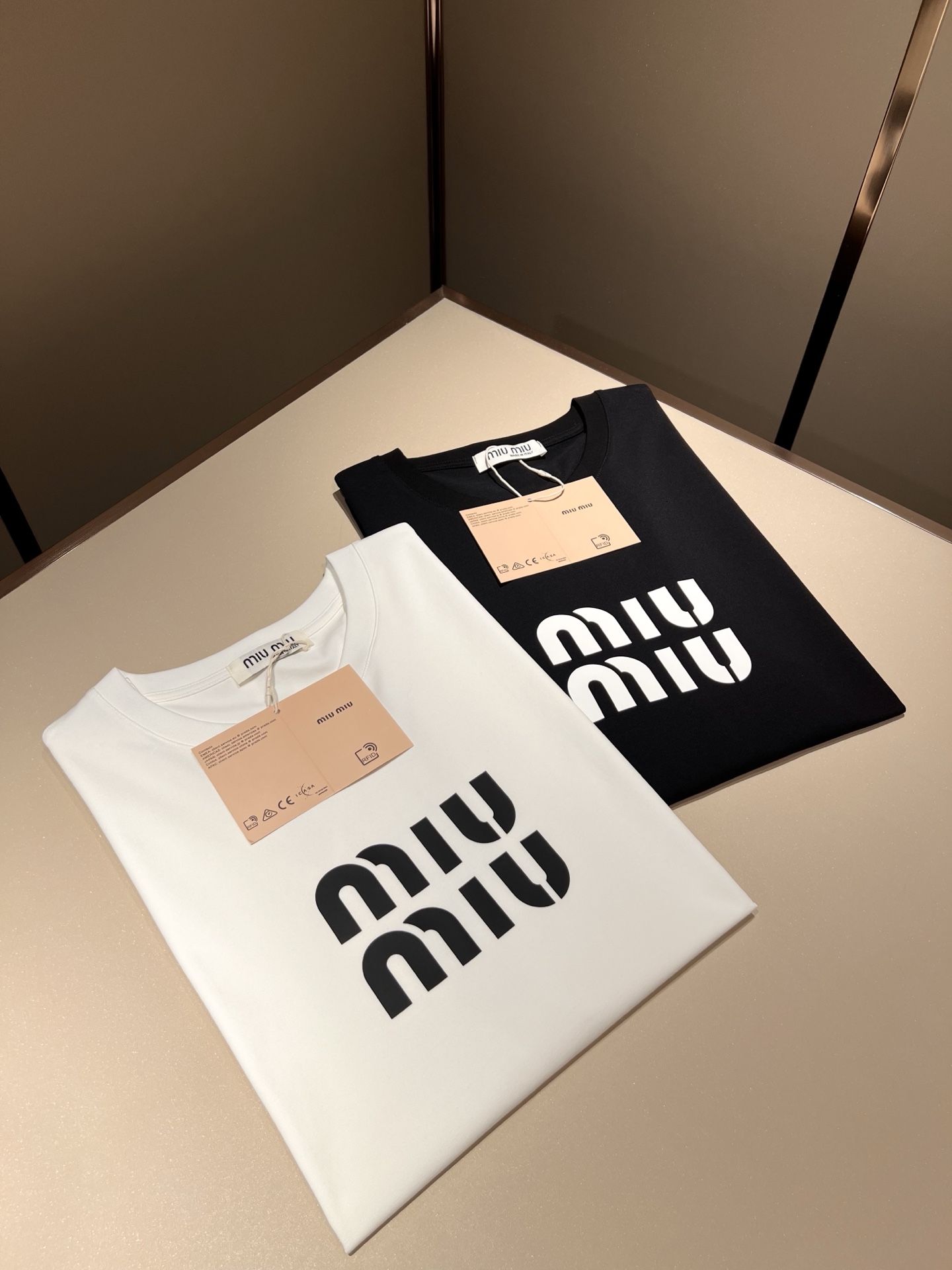   MIUMIU 谬谬2025春夏新款男女同款👫短袖T恤，品牌最新设计元素！既不单调也不复杂,恰到好处的