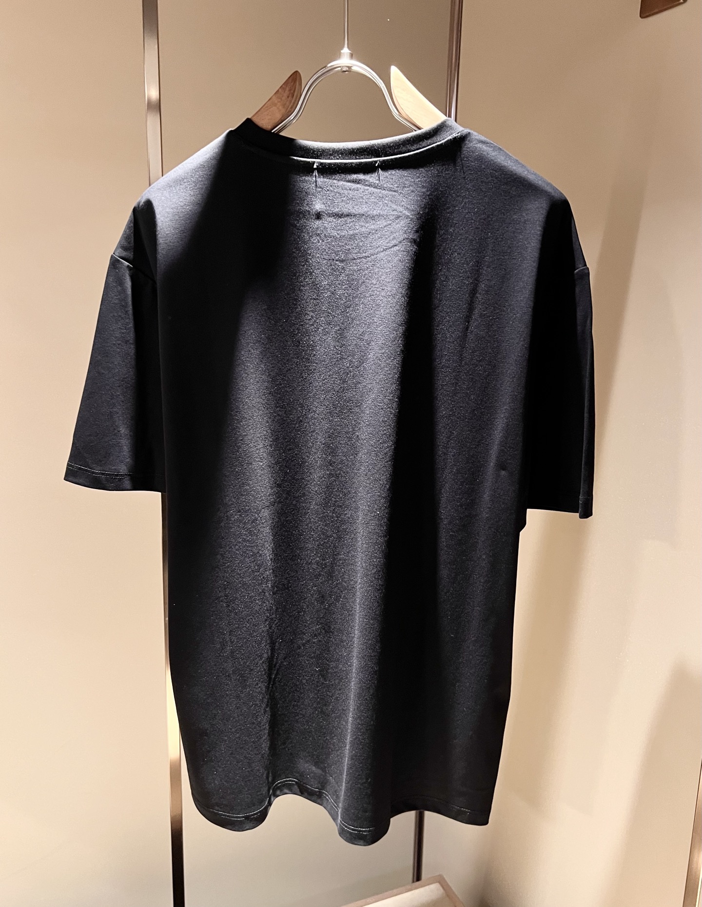   MIUMIU 谬谬2025春夏新款男女同款👫短袖T恤，品牌最新设计元素！既不单调也不复杂,恰到好处的