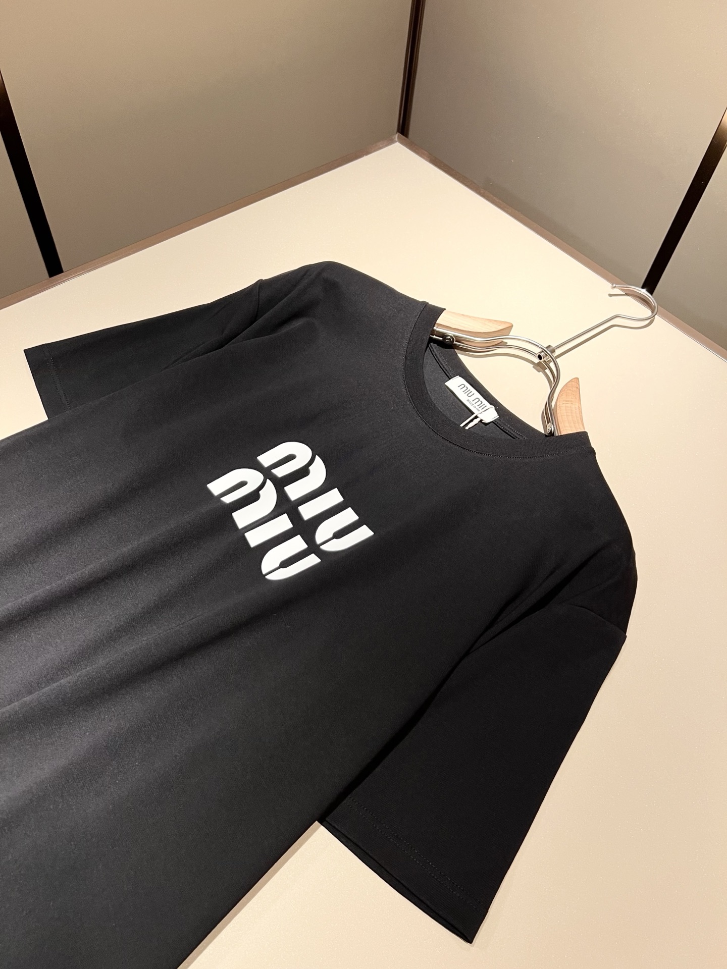   MIUMIU 谬谬2025春夏新款男女同款👫短袖T恤，品牌最新设计元素！既不单调也不复杂,恰到好处的