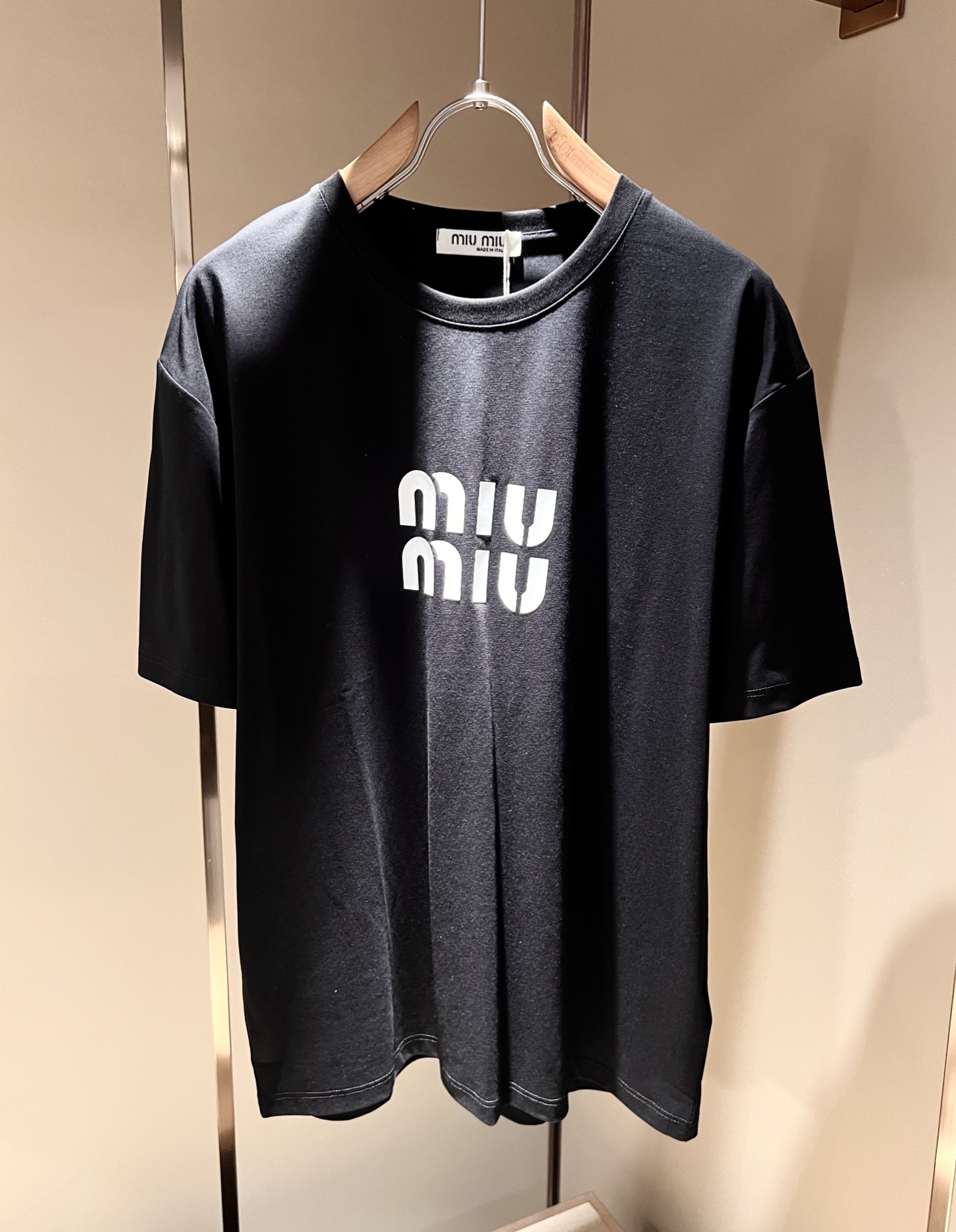   MIUMIU 谬谬2025春夏新款男女同款👫短袖T恤，品牌最新设计元素！既不单调也不复杂,恰到好处的