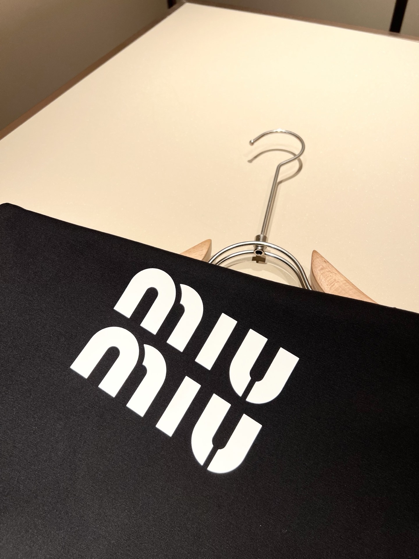   MIUMIU 谬谬2025春夏新款男女同款👫短袖T恤，品牌最新设计元素！既不单调也不复杂,恰到好处的