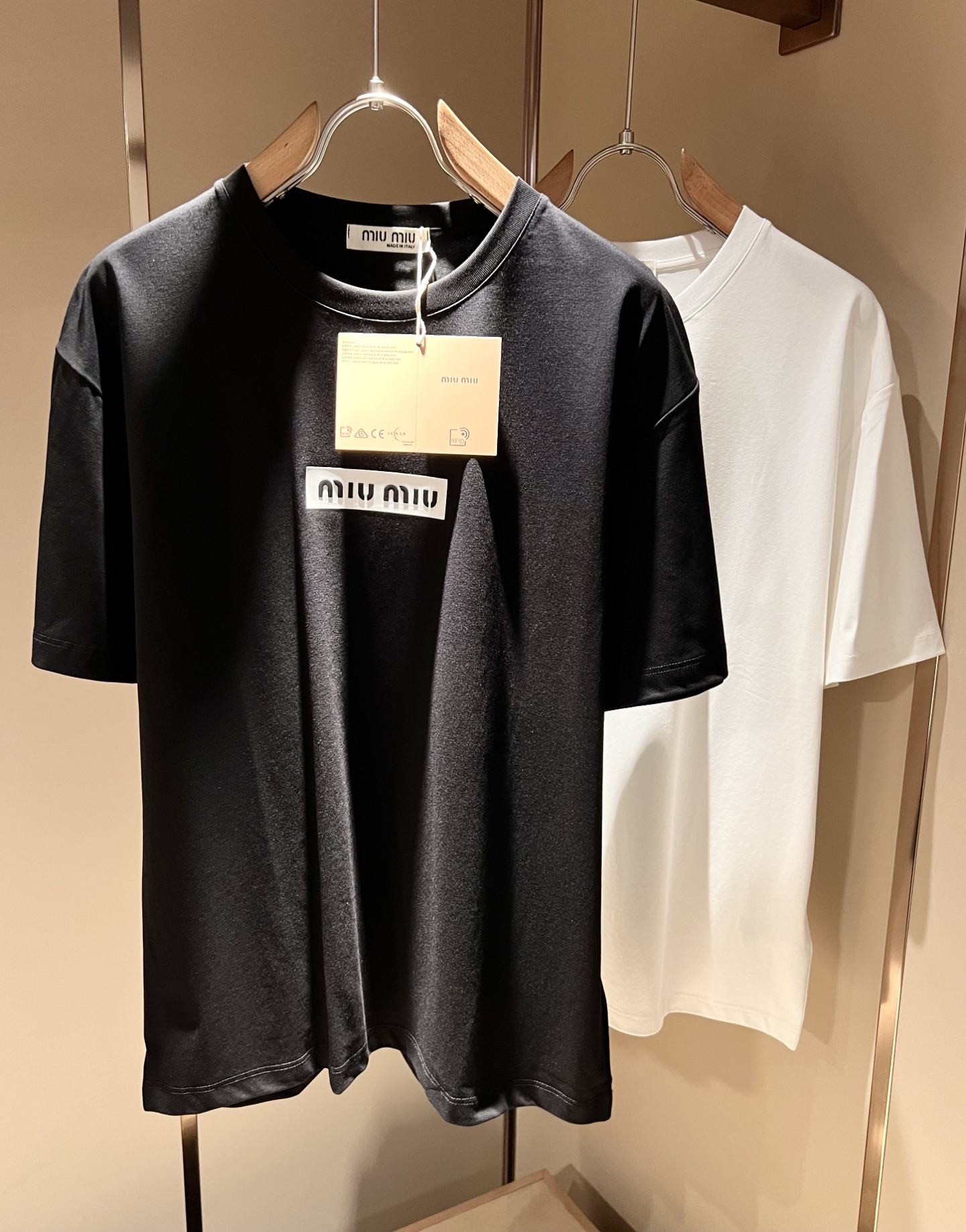 NO:508691,MIUMIU Miserable 2025 Spring and Summer New Men and Women's Same Short-sleeved T-shirt, the latest brand design elements!  Neither monotonous nor complicated, it shows taste just right!  Customer-supplied top-level glue press logo design!  Comfortable, sweat-absorbing and breathable, the unique high-end fabric presents a simple and elegant temperament!  Logo print design on the chest!  Full three-dimensional! Standard cutting design!  Every detail is a synchronized with high-end fashion. Size: M-3XL, miumiu, T-shirt, tees, t-shirt, alexander wang19860909MIUMIU 谬谬2025春夏新款男女同款短袖T恤,品牌最新设计元素！既不单调也不复杂,恰到好处的展现品味！客供顶级压胶logo设计！舒适吸汗透气根本不在话下,面料独具的高奢感呈现简约优雅气质！胸前logo印花设计！饱满立体!标准裁剪设计！每一处细节都是与高端时尚同步的体现.尺码:M-3XL,,miumiu,T-shirt,tees，t-shirt,alexander wang,Men's clothing