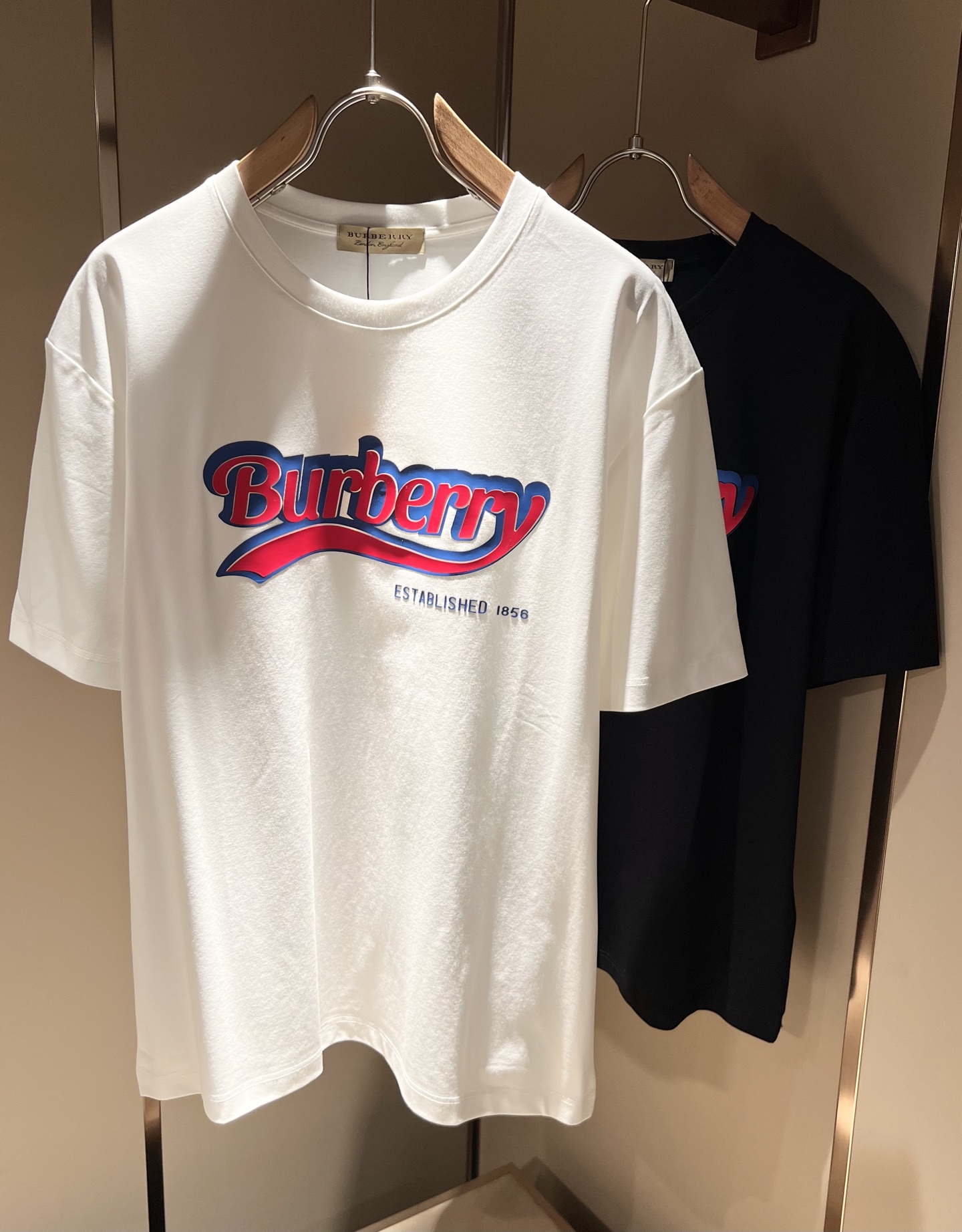 NO:508670,BURBER*Y Ba*li's new spring and summer 2025 short-sleeved T-shirt for men and women, is coming, and is made of a popular environmentally friendly pure cotton fabric recently. It is a high-end outdoor sports and leisure series, which is very popular in sports!  BUR's latest special material, logo pattern glue pressing design!  Fabric is also called memory cloth, which refers to fabrics with morphological memory functions. It instantly kills all versions on the market. It can only be said that it is not a level of existence at all. Whether it is material, detail restoration and craftsmanship, you are not afraid of any challenges. Just to contribute wonderful products to everyone. As always, it is consistent. A style that implements the core concept of BUR will be closely tied to fashion, always maintaining perfection, a simple but not simple design style perfectly meets the outfit you need in daily life. Size: M-3XL, burberry, T-shirt, tees, t-shirt, alexander wang19860909BURBER*Y巴*莉2025春夏新品男女同款短袖T恤,重磅来袭,最近比较火热的环保纯棉面料制作而成,高端户外运动休闲系列,非常火热运动风潮！BUR最新研发的特殊材质,标志logo图案压胶设计！面料也叫记忆布,是指具有形态记忆功能的面料,秒杀市面上一切版本,只能说根本就不是一个级别的存在,不管是材质还是细节还原度以及工艺制作方面,不惧任何挑战,只为给大家奉献绝妙产物一如既往,始终如一,贯彻了BUR核心理念的一个款式将与时尚紧紧的捆绑在一起,时刻保持完美,简约而不简单的的设计风格,完美的满足了你日常所需要的穿搭.尺码:M-3XL,,burberry,T-shirt,tees，t-shirt,alexander wang,Men's clothing