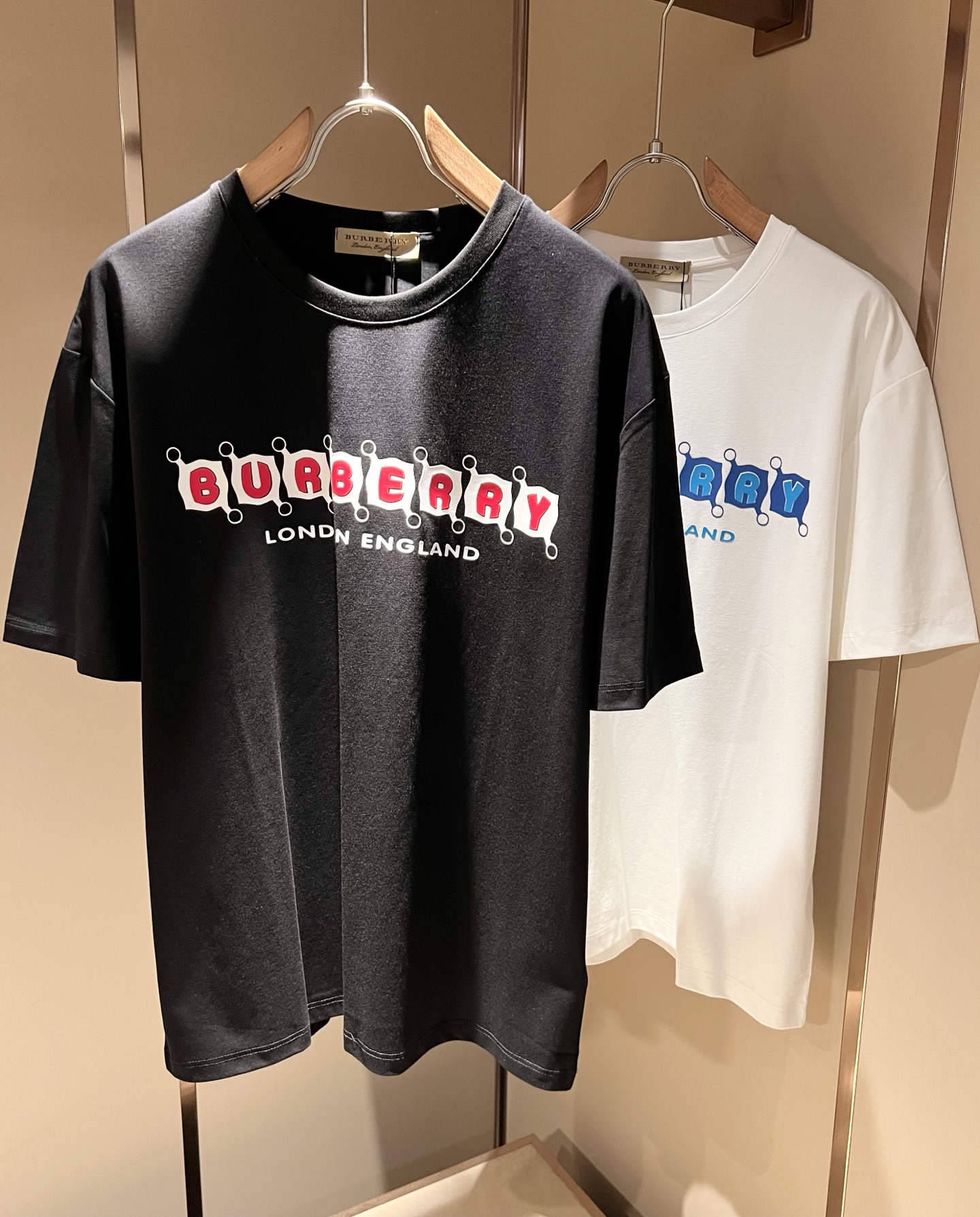 NO:508687,BURBER*Y Ba*li's new spring and summer 2025 short-sleeved T-shirt for men and women, is coming, and is made of a popular environmentally friendly pure cotton fabric recently. It is a high-end outdoor sports and leisure series, which is very popular in sports!  BUR's latest special material, logo pattern glue pressing design!  Fabric is also called memory cloth, which refers to fabrics with morphological memory functions. It instantly kills all versions on the market. It can only be said that it is not a level of existence at all. Whether it is material, detail restoration and craftsmanship, you are not afraid of any challenges. Just to contribute wonderful products to everyone. As always, it is consistent. A style that implements the core concept of BUR will be closely tied to fashion, always maintaining perfection, a simple but not simple design style perfectly meets the outfit you need in daily life. Size: M-3XL, burberry, T-shirt, tees, t-shirt, alexander wang19860909BURBER*Y巴*莉2025春夏新品男女同款短袖T恤,重磅来袭,最近比较火热的环保纯棉面料制作而成,高端户外运动休闲系列,非常火热运动风潮！BUR最新研发的特殊材质,标志logo图案压胶设计！面料也叫记忆布,是指具有形态记忆功能的面料,秒杀市面上一切版本,只能说根本就不是一个级别的存在,不管是材质还是细节还原度以及工艺制作方面,不惧任何挑战,只为给大家奉献绝妙产物一如既往,始终如一,贯彻了BUR核心理念的一个款式将与时尚紧紧的捆绑在一起,时刻保持完美,简约而不简单的的设计风格,完美的满足了你日常所需要的穿搭.尺码:M-3XL,,burberry,T-shirt,tees，t-shirt,alexander wang,Men's clothing