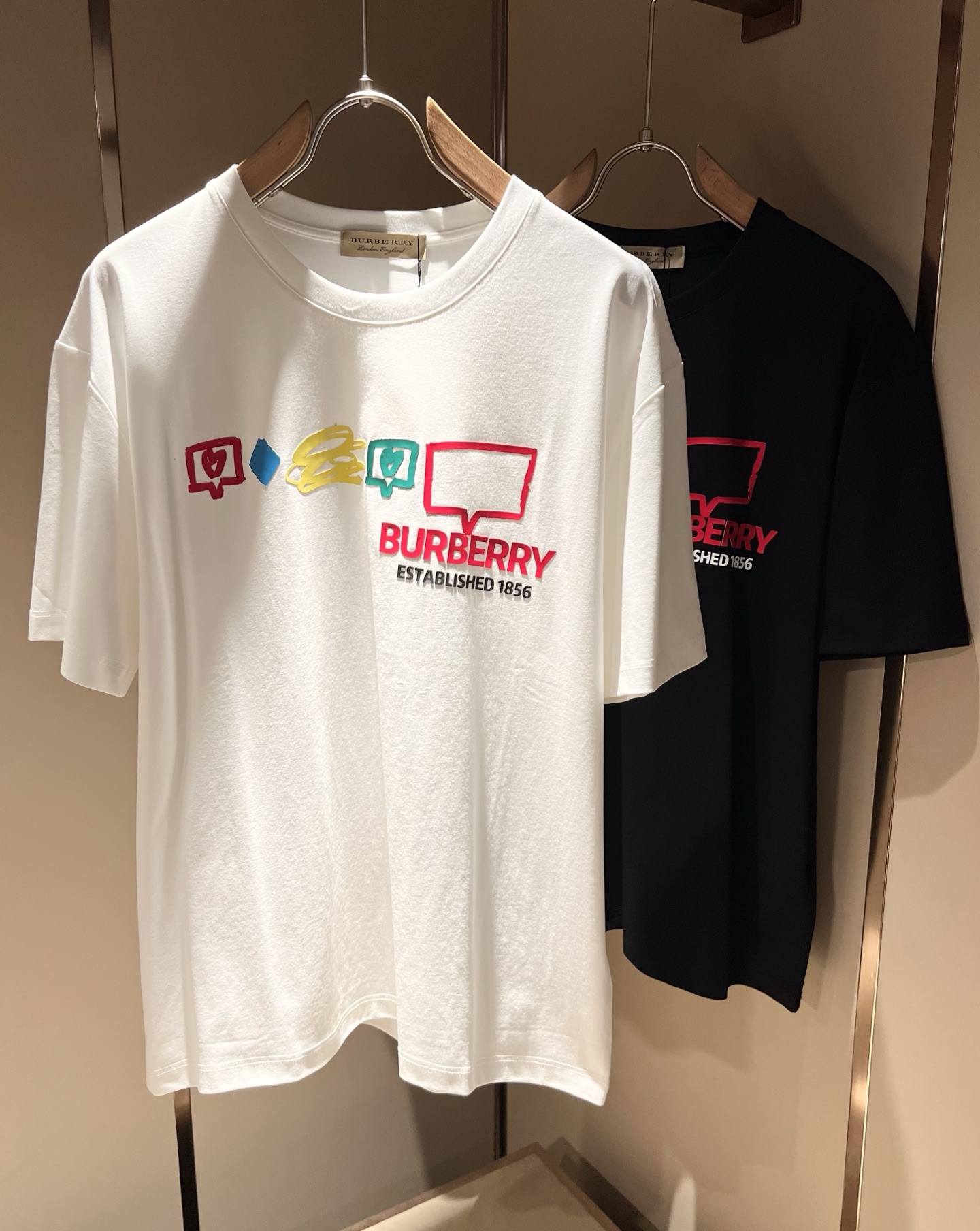 NO:508678,BURBER*Y Ba*li's new spring and summer 2025 short-sleeved T-shirt for men and women, is coming, and is made of a popular environmentally friendly pure cotton fabric recently. It is a high-end outdoor sports and leisure series, which is very popular in sports!  BUR's latest special material, logo pattern glue pressing design!  Fabric is also called memory cloth, which refers to fabrics with morphological memory functions. It instantly kills all versions on the market. It can only be said that it is not a level of existence at all. Whether it is material, detail restoration and craftsmanship, you are not afraid of any challenges. Just to contribute wonderful products to everyone. As always, it is consistent. A style that implements the core concept of BUR will be closely tied to fashion, always maintaining perfection, a simple but not simple design style perfectly meets the outfit you need in daily life. Size: M-3XL, burberry, T-shirt, tees, t-shirt, alexander wang19860909BURBER*Y巴*莉2025春夏新品男女同款短袖T恤,重磅来袭,最近比较火热的环保纯棉面料制作而成,高端户外运动休闲系列,非常火热运动风潮！BUR最新研发的特殊材质,标志logo图案压胶设计！面料也叫记忆布,是指具有形态记忆功能的面料,秒杀市面上一切版本,只能说根本就不是一个级别的存在,不管是材质还是细节还原度以及工艺制作方面,不惧任何挑战,只为给大家奉献绝妙产物一如既往,始终如一,贯彻了BUR核心理念的一个款式将与时尚紧紧的捆绑在一起,时刻保持完美,简约而不简单的的设计风格,完美的满足了你日常所需要的穿搭.尺码:M-3XL,,burberry,T-shirt,tees，t-shirt,alexander wang,Men's clothing