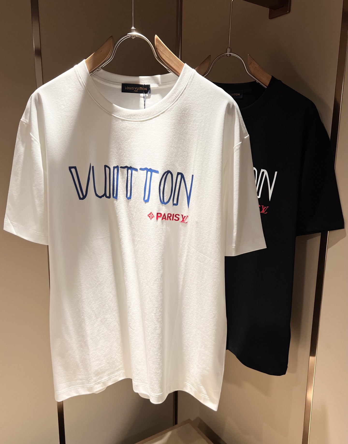 NO:508655,LouisVuitt*Louis*Deng The new series of spring and summer 2025 products are launched, a very fashionable and avant-garde short-sleeved T-shirt for men and women, with logo logo pattern offset printing modification!  Different from the past, it declares the design concept that has been passed down for many years in the brand!  Its eye-catchingness is no less than any classic style, perfectly presenting the fashionable, high-end and luxurious feeling in front of the world!  Made of imported cotton materials, selected high-quality pure cotton fabrics, soft and soft to the touch, the real thing is definitely beyond your imagination, close to the body and breathable, even if you sweat profusely, you will not feel greasy or stuffy, and will bring sweating and moisture absorption to the extreme!  Size M-3XL, louis vuitton,louis vuitton,t-shirt,tees,t-shirt,alexander wang19860909LouisVuitt*路易*登 2025春夏全新系列单品上线,非常时髦前卫的一款男女同款短袖T恤,标识logo图案压胶印花修饰！区别于以往的不同,宣示品牌传承多年的设计理念！其吸睛度完全不亚于任何经典款式,将时髦高级感与奢华感完美呈现在世人眼前！客供进口全棉材质制成,精选优质纯棉面料,触感软糯亲肤细腻,实物到手绝对超乎你的想象,贴身无比舒适透气,即便是汗流浃背也不会有腻身及闷热感可言,将排汗吸湿性发挥到了极致！尺码M-3XL,,louis vuitton,louis vuitton,T-shirt,tees，t-shirt,alexander wang,Men's clothing