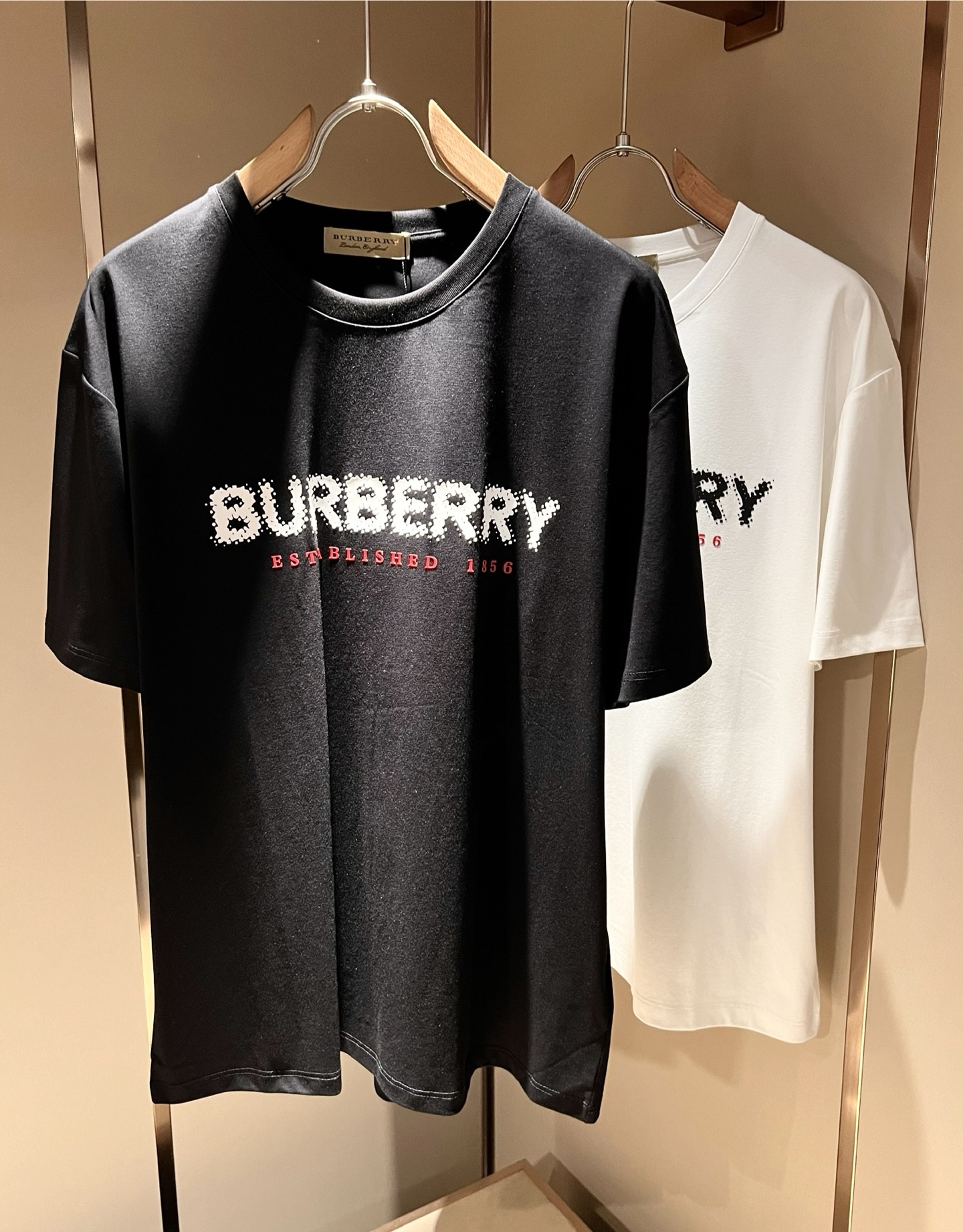 NO:508647,BURBER*Y Ba*li's new spring and summer 2025 short-sleeved T-shirt for men and women, is coming, and is made of a popular environmentally friendly pure cotton fabric recently. It is a high-end outdoor sports and leisure series, which is very popular in sports!  BUR's latest special material, logo pattern glue pressing design!  Fabric is also called memory cloth, which refers to fabrics with morphological memory functions. It instantly kills all versions on the market. It can only be said that it is not a level of existence at all. Whether it is material, detail restoration and craftsmanship, you are not afraid of any challenges. Just to contribute wonderful products to everyone. As always, it is consistent. A style that implements the core concept of BUR will be closely tied to fashion, always maintaining perfection, a simple but not simple design style perfectly meets the outfit you need in daily life. Size: M-3XL, burberry, T-shirt, tees, t-shirt, alexander wang19860909BURBER*Y巴*莉2025春夏新品男女同款短袖T恤,重磅来袭,最近比较火热的环保纯棉面料制作而成,高端户外运动休闲系列,非常火热运动风潮！BUR最新研发的特殊材质,标志logo图案压胶设计！面料也叫记忆布,是指具有形态记忆功能的面料,秒杀市面上一切版本,只能说根本就不是一个级别的存在,不管是材质还是细节还原度以及工艺制作方面,不惧任何挑战,只为给大家奉献绝妙产物一如既往,始终如一,贯彻了BUR核心理念的一个款式将与时尚紧紧的捆绑在一起,时刻保持完美,简约而不简单的的设计风格,完美的满足了你日常所需要的穿搭.尺码:M-3XL,,burberry,T-shirt,tees，t-shirt,alexander wang,Men's clothing