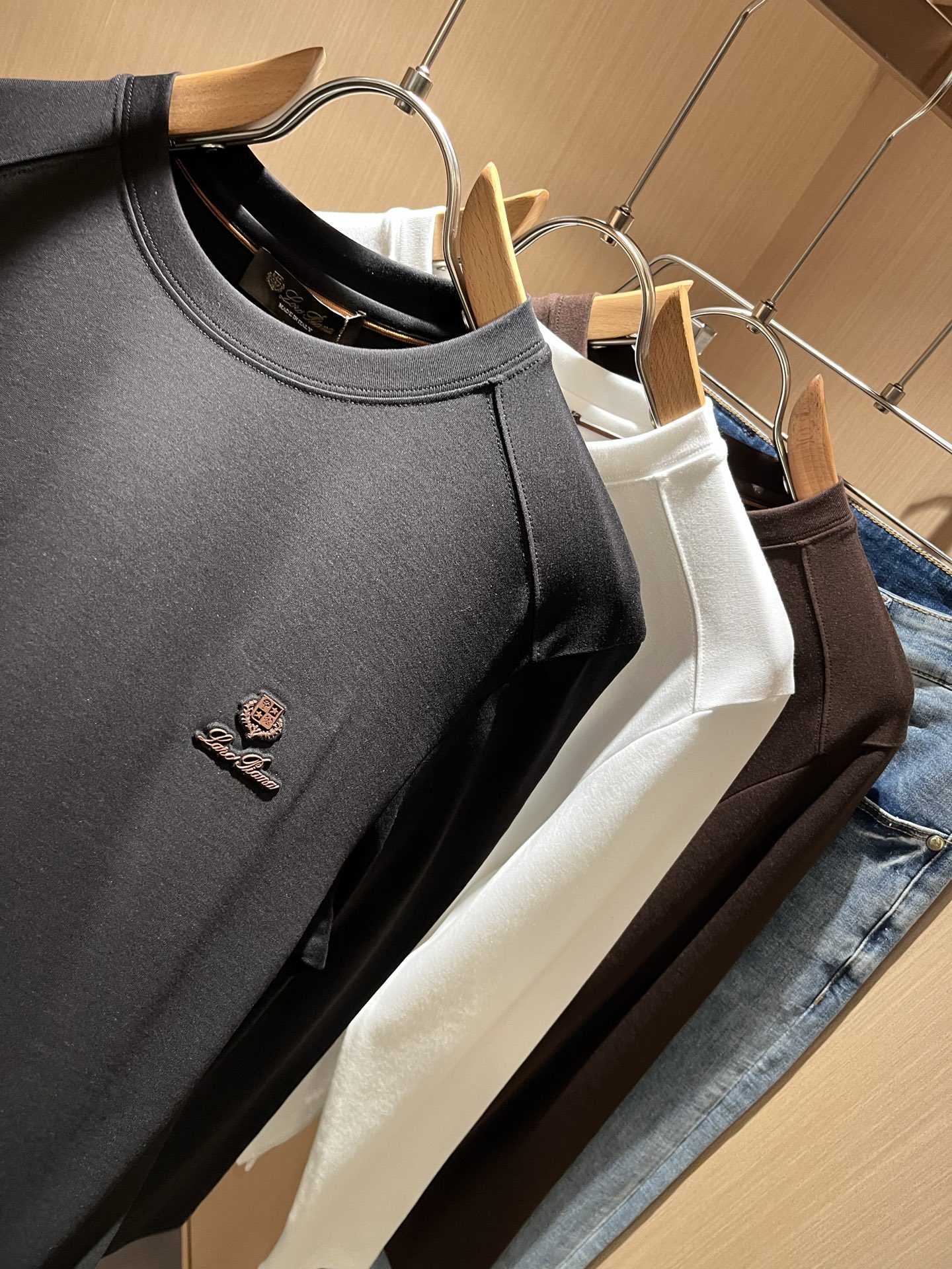  Loro Piana诺悠翩雅 2025秋冬男士最新的贸易订单短袖T恤，全品相！！网红款！采用logo图