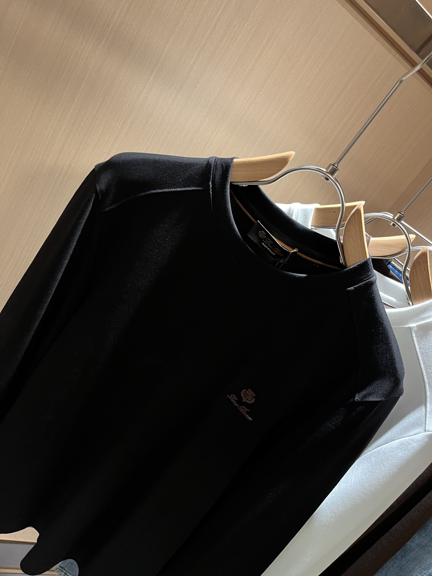  Loro Piana诺悠翩雅 2025秋冬男士最新的贸易订单短袖T恤，全品相！！网红款！采用logo图