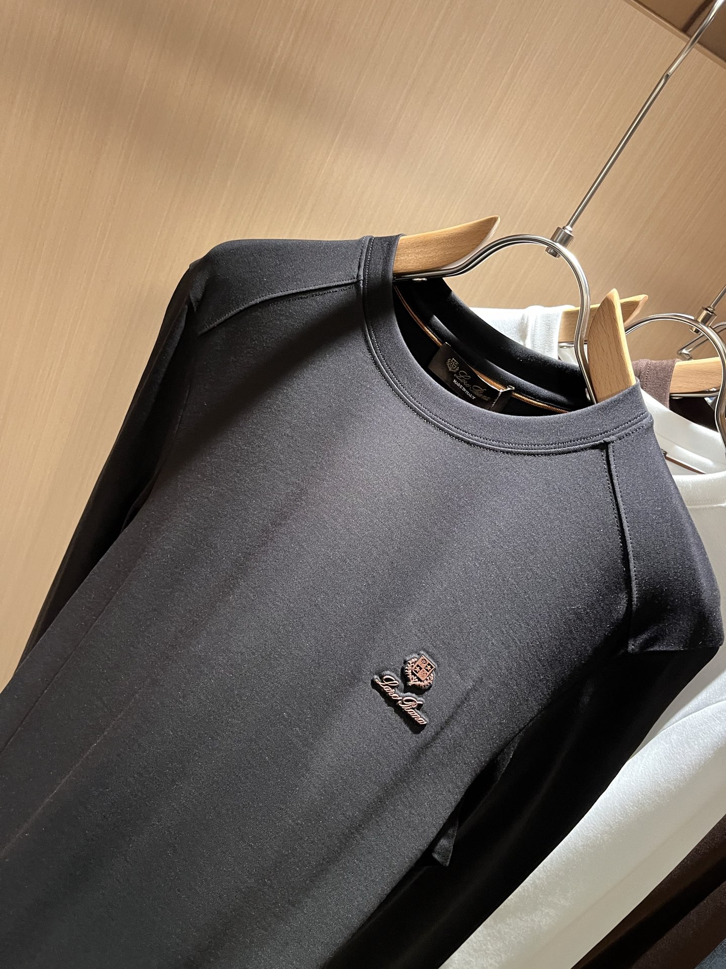  Loro Piana诺悠翩雅 2025秋冬男士最新的贸易订单短袖T恤，全品相！！网红款！采用logo图