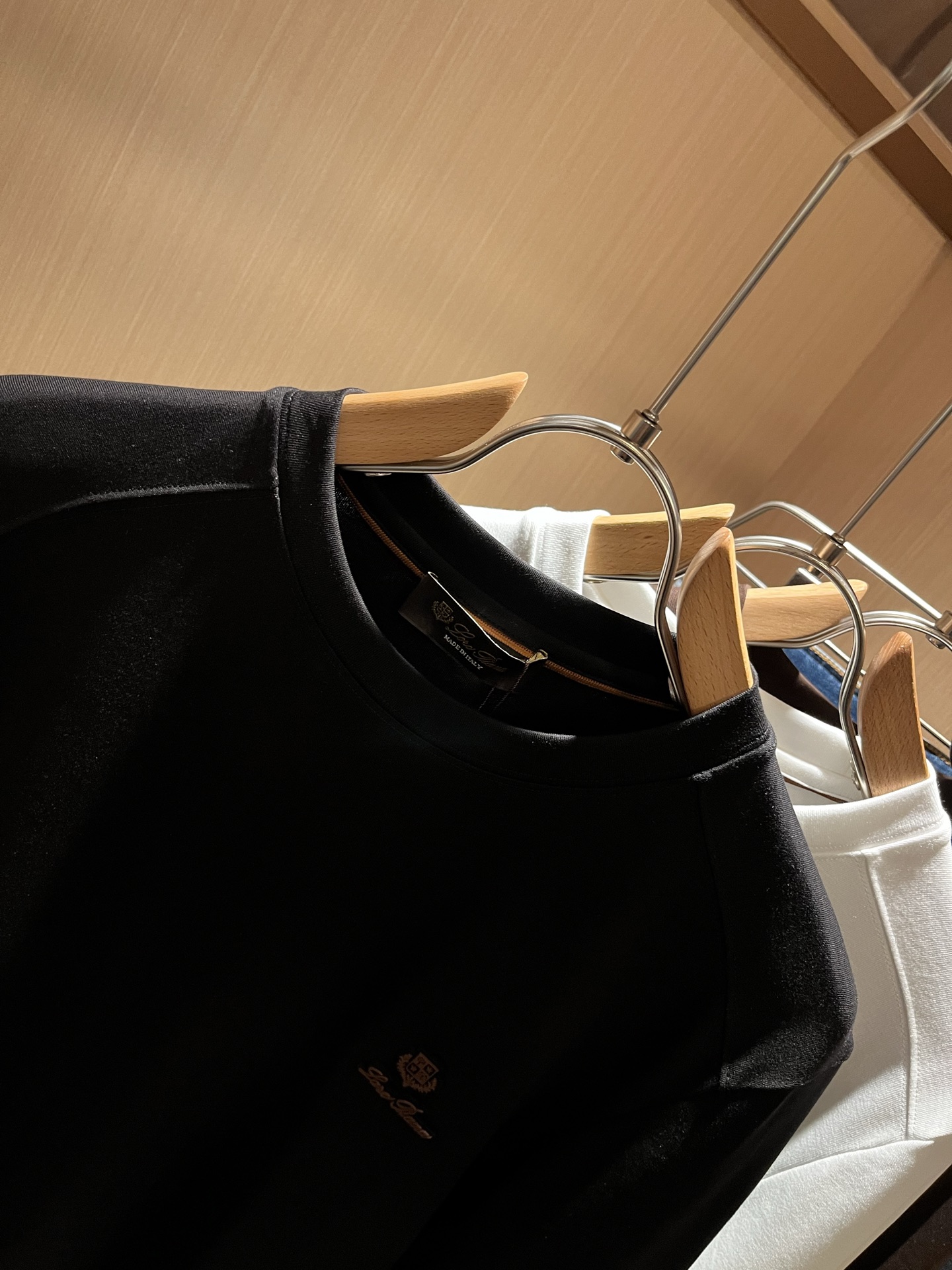  Loro Piana诺悠翩雅 2025秋冬男士最新的贸易订单短袖T恤，全品相！！网红款！采用logo图