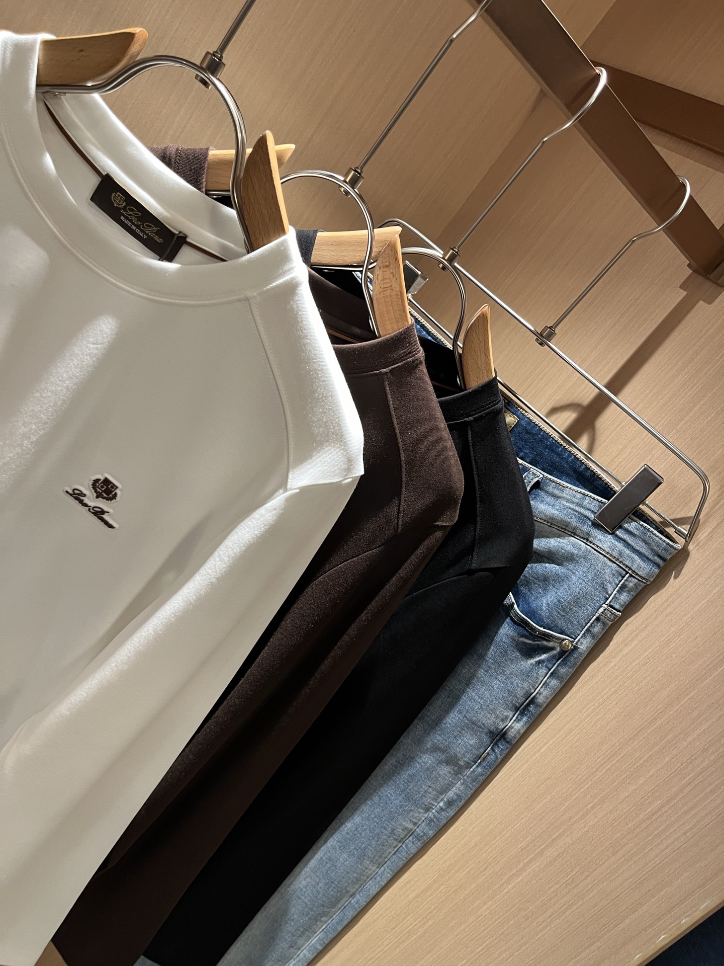  Loro Piana诺悠翩雅 2025秋冬男士最新的贸易订单短袖T恤，全品相！！网红款！采用logo图