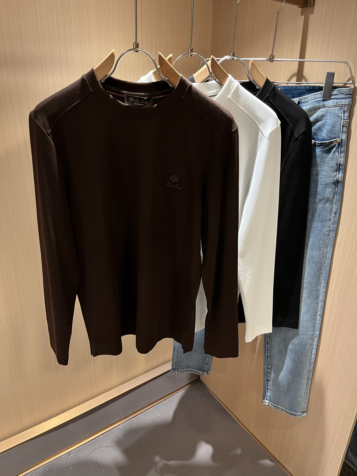 NO:509420,Loro Piana Nuoyou Pianya The latest trade order short-sleeved T-shirt for men in 2025 autumn and winter, full quality!  !  Internet celebrity style!  Use logo pattern to press glue design!  The upper body is comfortable and breathable, not stiff, and the overall three-dimensional feeling is rich, with quality export orders, customized exclusive fabric tailoring to meet the simple needs of commuters for dressing. The upper body is very effective, it looks slim and not picky about the figure. The fabric workmanship... Improper, good craftsmanship can make you look good and tasteful, a must-have item for everyone!  Size M-3XL, loro piana, T-shirt,tees, t-shirt,alexander wang19860909Loro Piana诺悠翩雅 2025秋冬男士最新的贸易订单短袖T恤,全品相！！网红款！采用logo图案压胶设计！上身舒适透气,不僵硬,整体有着丰富的立体感,品质出口订单,定制专属面料剪裁,满足通勤人们对于着装的简约需求,上身效果很好,显瘦,不挑剔身材.面料做工....无可挑剔,好工艺好面料才能穿出好品味一款,人手必备单品！尺码M-3XL,,loro piana,T-shirt,tees，t-shirt,alexander wang,Men's clothing