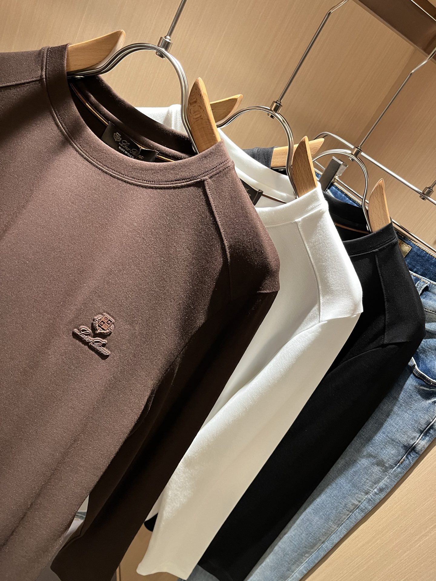  Loro Piana诺悠翩雅 2025秋冬男士最新的贸易订单短袖T恤，全品相！！网红款！采用logo图