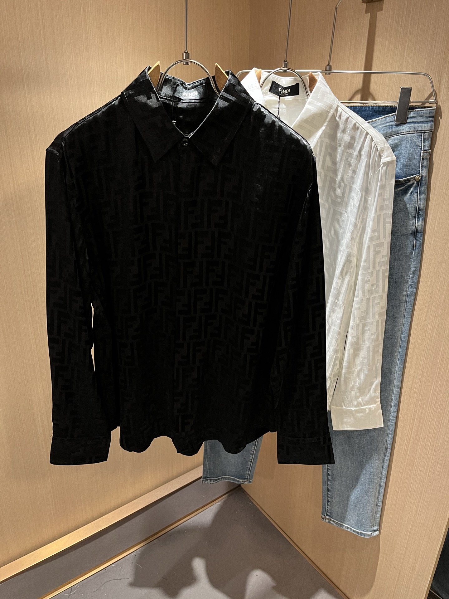 NO:523257,FEN*DI FEN*DI 2025 autumn new men's long-sleeved shirt, trendy light luxury new product debut, original single replica product, high-end quality, highest version in the market, Milan fashion designer model, sneak peek, exclusive on-site; panoramic letter logo pattern modification!  Customer-supplied original silk fabric!  The same style for men and women!  The upper body effect is excellent, and the comfortable and close body show your temperament!  S-XL, fendi, fendi, alexander wang19860909FEN*DI芬迪 2025秋季新款男士长袖衬衣,潮流轻奢新品登场 原单复刻产物 高端品质 市场最高版本 米兰时装设计师款 先睹为快,独家现货发售；全景字母logo图案修饰！客供原版丝绸面料！男女同款！上身效果超赞,舒适贴身彰显气质！码数S-XL,,fendi,fendi,alexander wang,Men's clothing