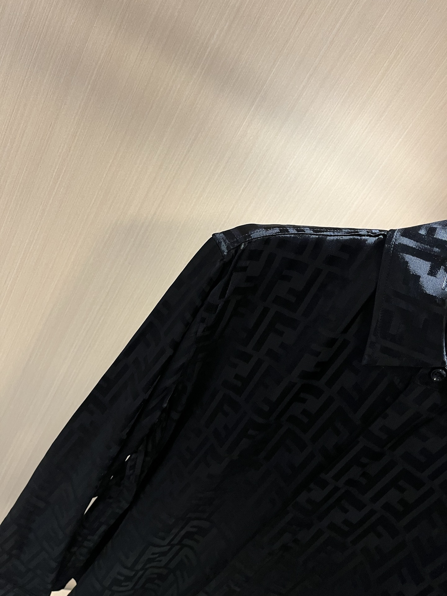  FEN*DI芬迪 2025秋季新款男士长袖衬衣，潮流轻奢新品登场 原单复刻产物 高端品质 市场最高版本