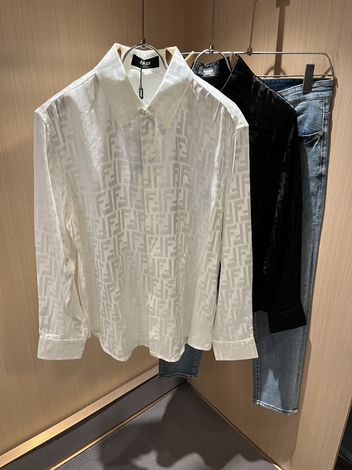 NO:509418,FEN*DI FEN*DI 2025 autumn new men's long-sleeved shirt, trendy light luxury new product debut, original single replica product, high-end quality, highest version in the market, Milan fashion designer model, sneak peek, exclusive on-site; panoramic letter logo pattern modification!  Customer-supplied original silk fabric!  The same style for men and women!  The upper body effect is excellent, and the comfortable and close body show your temperament!  S-XL, fendi, fendi, alexander wang19860909FEN*DI芬迪 2025秋季新款男士长袖衬衣,潮流轻奢新品登场 原单复刻产物 高端品质 市场最高版本 米兰时装设计师款 先睹为快,独家现货发售；全景字母logo图案修饰！客供原版丝绸面料！男女同款！上身效果超赞,舒适贴身彰显气质！码数S-XL,,fendi,fendi,alexander wang,Men's clothing