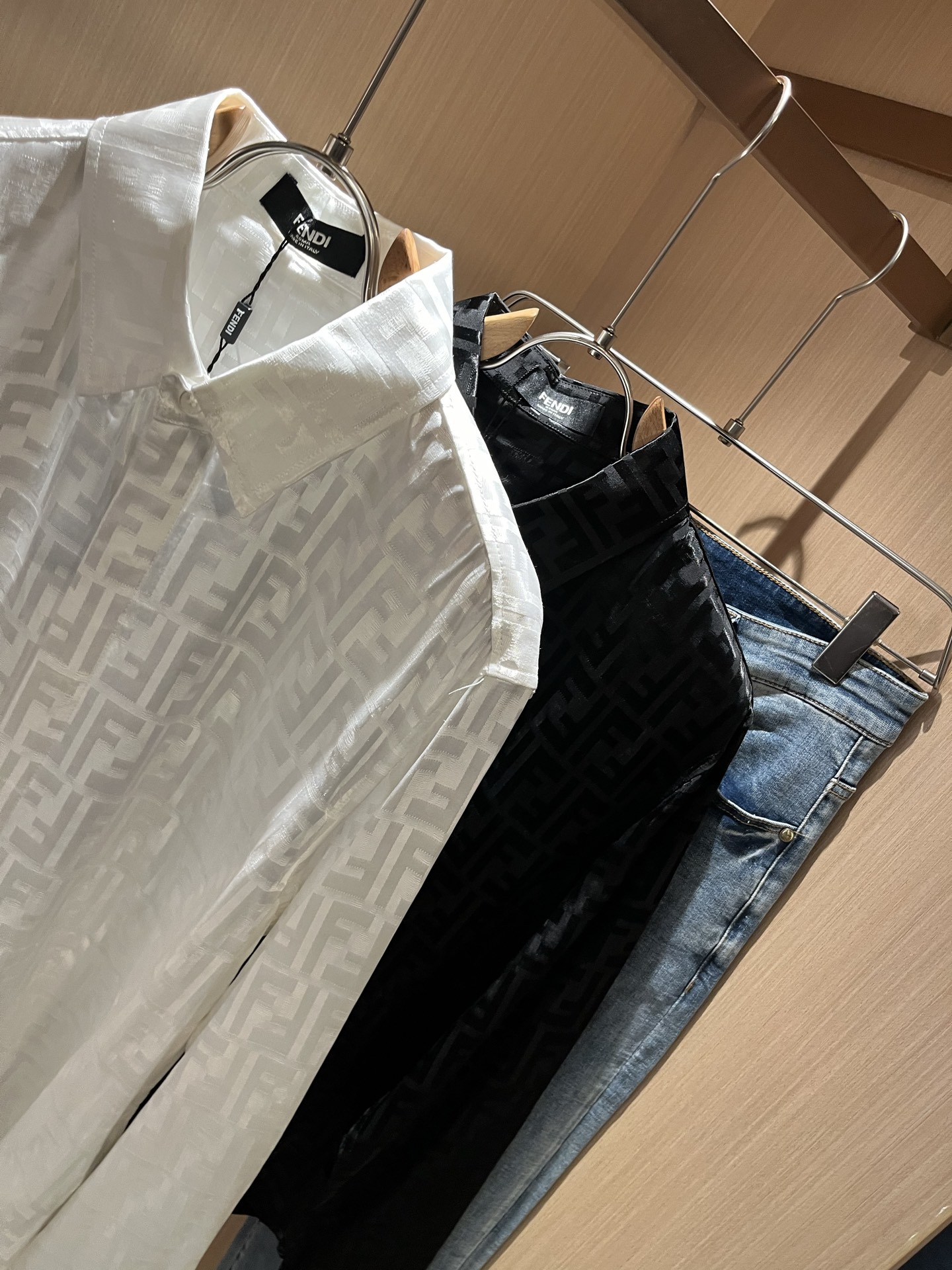  FEN*DI芬迪 2025秋季新款男士长袖衬衣，潮流轻奢新品登场 原单复刻产物 高端品质 市场最高版本