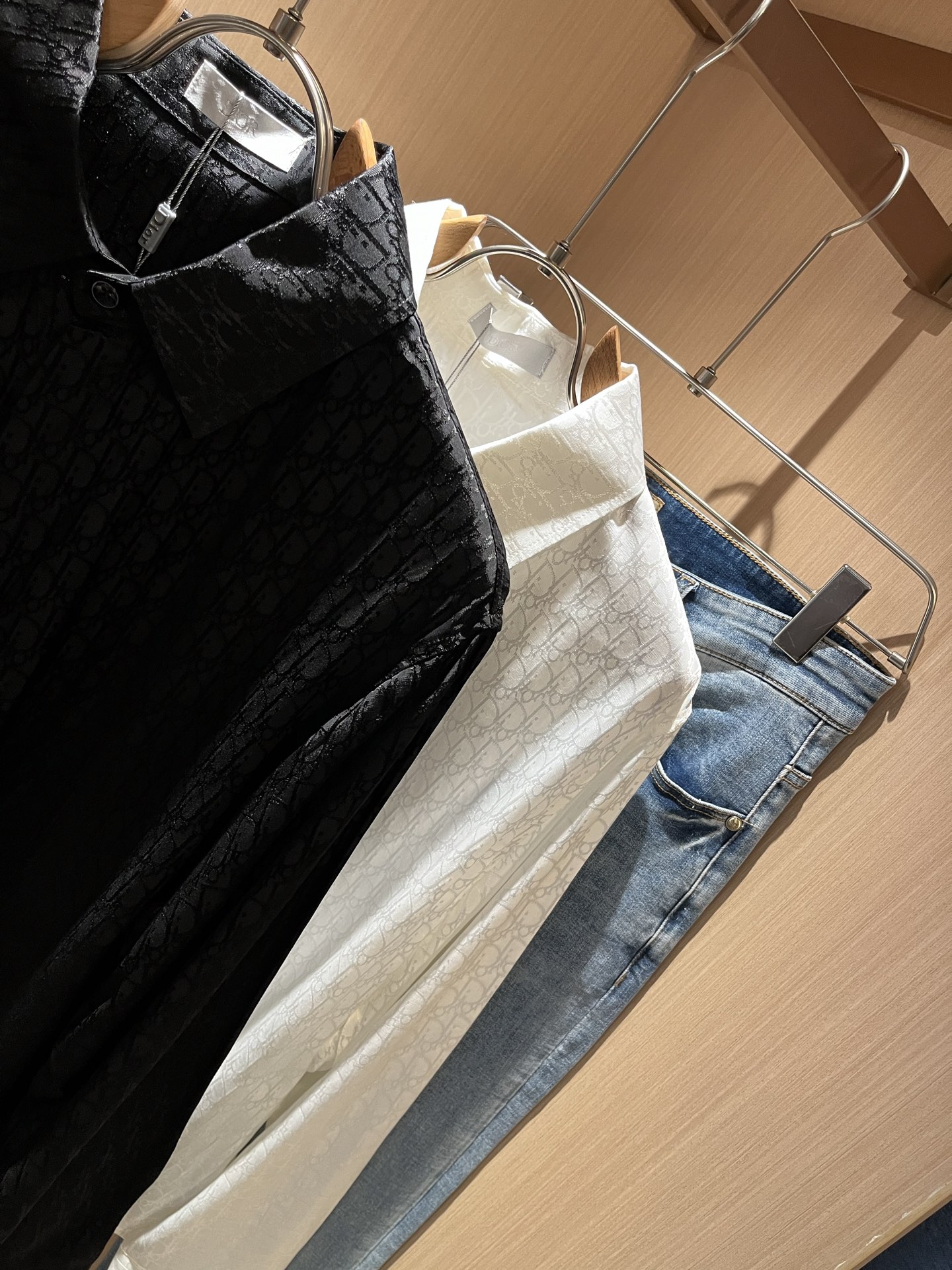  Dior 迪奥2025秋季新款男女同款👫衬衣，品牌最新设计元素！既不单调也不复杂,恰到好处的展现品味！