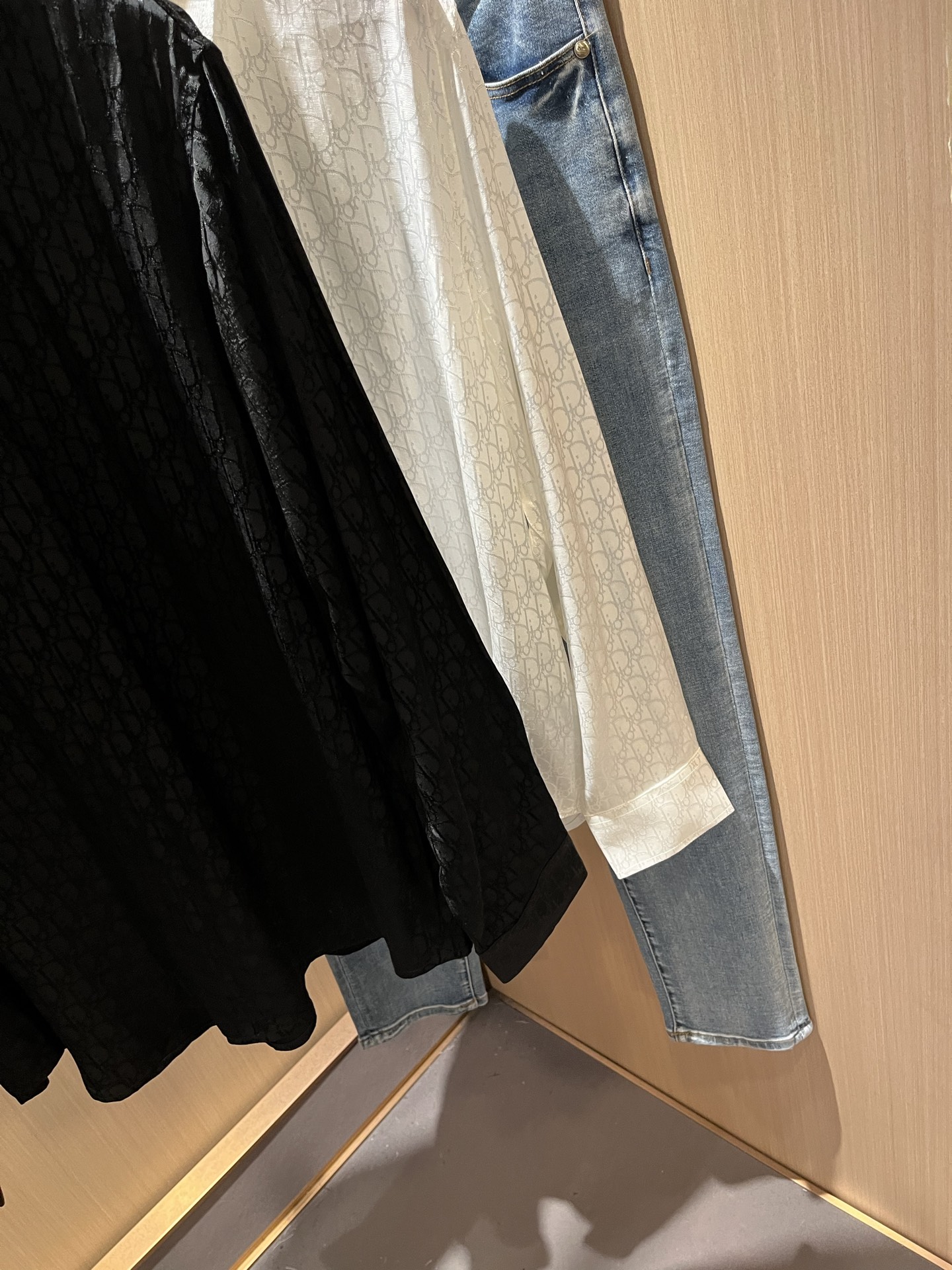  Dior 迪奥2025秋季新款男女同款👫衬衣，品牌最新设计元素！既不单调也不复杂,恰到好处的展现品味！