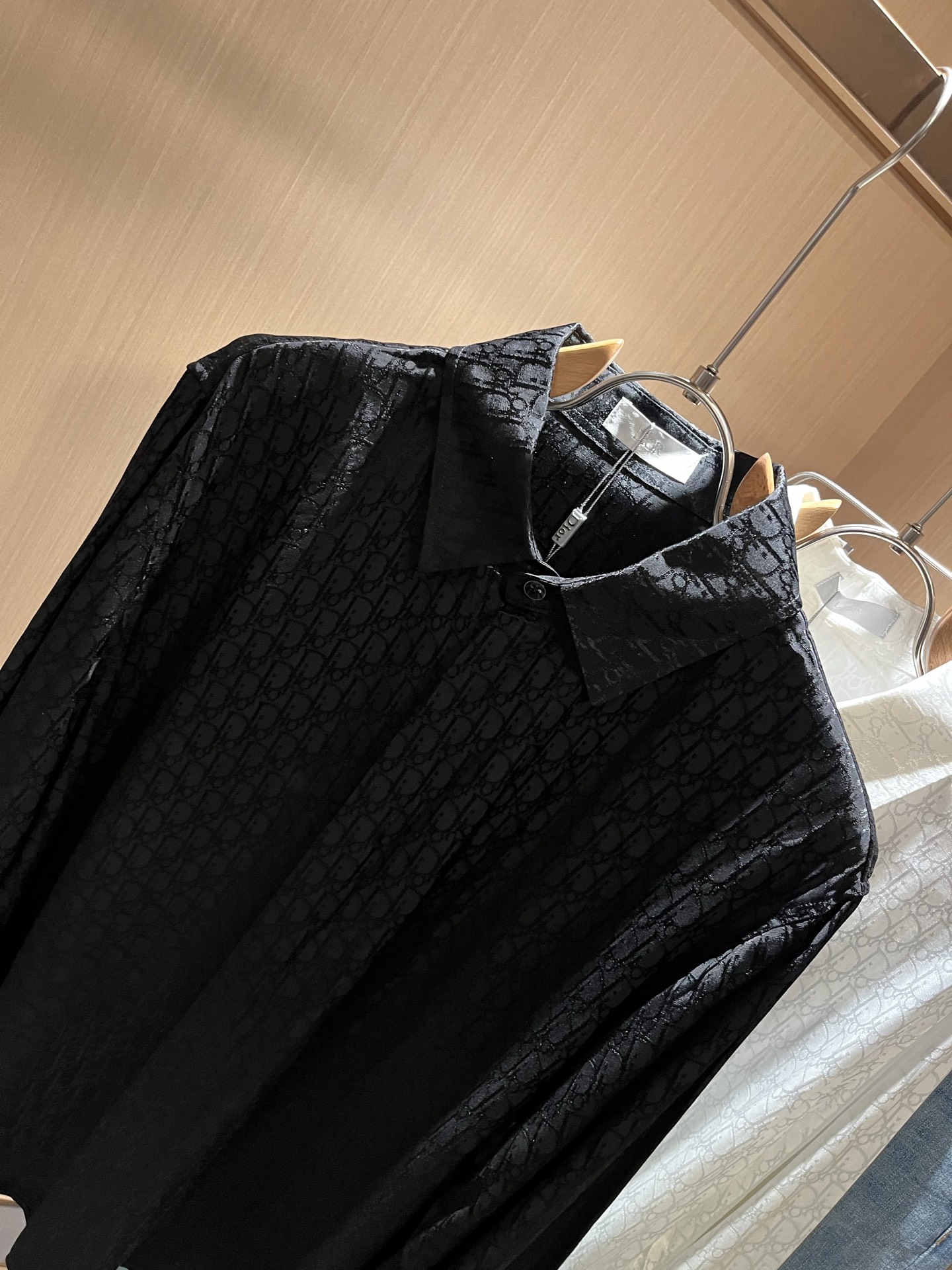  Dior 迪奥2025秋季新款男女同款👫衬衣，品牌最新设计元素！既不单调也不复杂,恰到好处的展现品味！