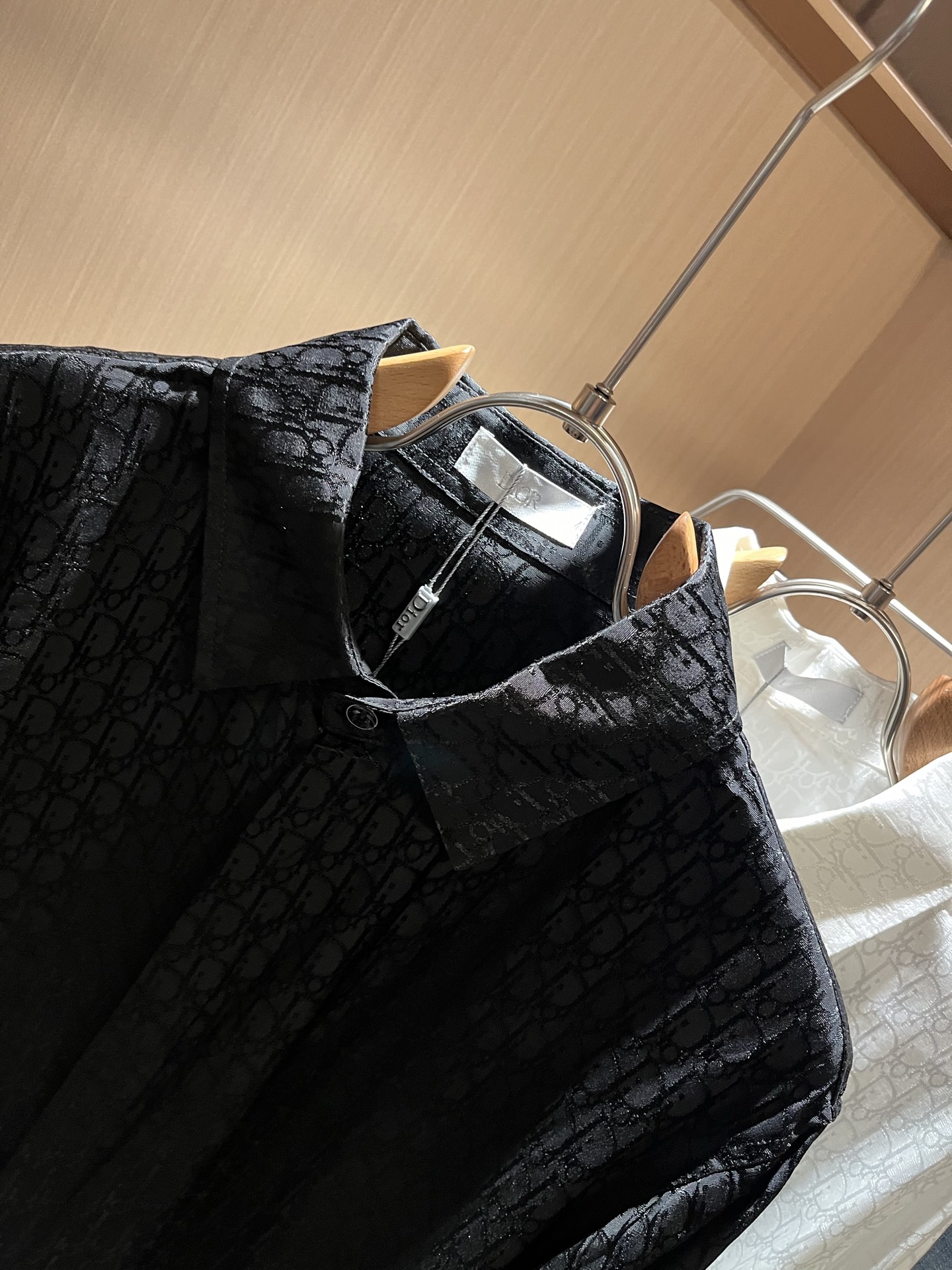  Dior 迪奥2025秋季新款男女同款👫衬衣，品牌最新设计元素！既不单调也不复杂,恰到好处的展现品味！