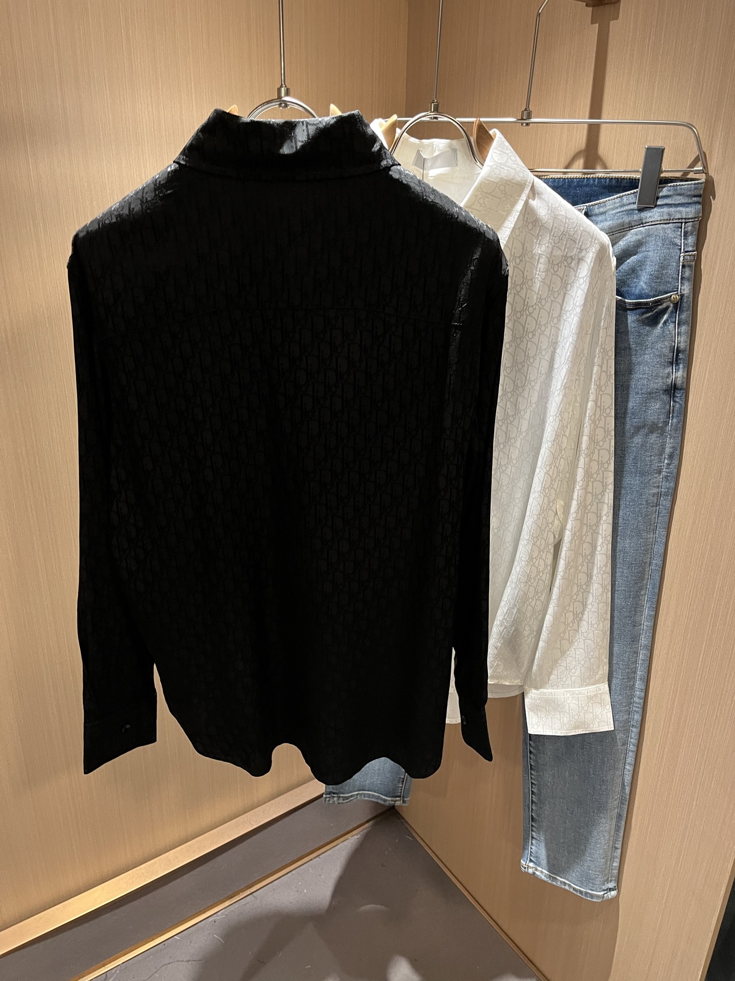  Dior 迪奥2025秋季新款男女同款👫衬衣，品牌最新设计元素！既不单调也不复杂,恰到好处的展现品味！