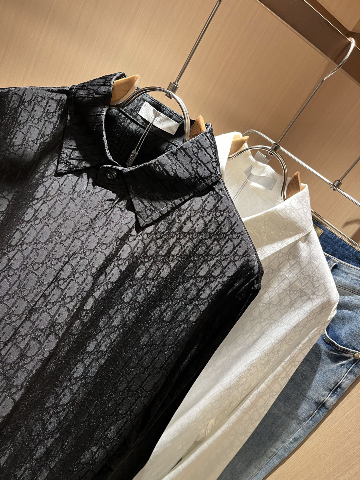  Dior 迪奥2025秋季新款男女同款👫衬衣，品牌最新设计元素！既不单调也不复杂,恰到好处的展现品味！