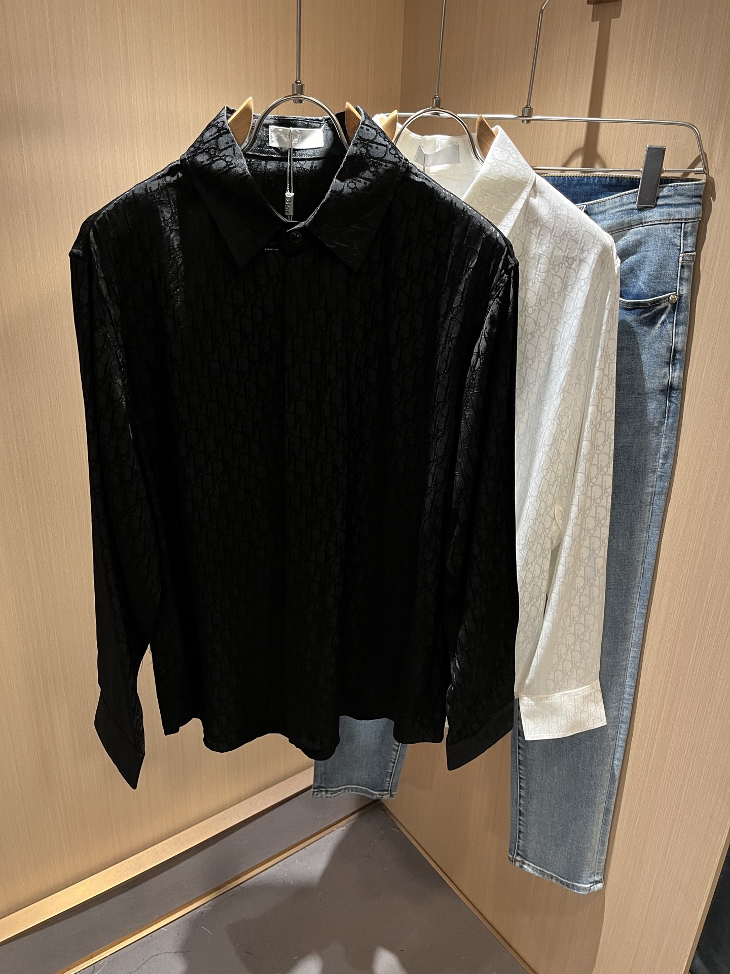 NO:523259,Dior 2025 autumn new men and women's shirts, the latest brand design elements!  Neither monotonous nor complicated, it shows taste just right!  Custom imported silk fabrics are provided by customers!  The unique high-end three-dimensional feeling of the fabric presents a simple and elegant temperament!  Full of fashionable logo designs!  Full three-dimensional! Standard cutting design!  Every detail is a synchronized with high-end fashion. Size: S-XL, dior, dior, alexander wang19860909Dior 迪奥2025秋季新款男女同款衬衣,品牌最新设计元素！既不单调也不复杂,恰到好处的展现品味！客供定制进口丝绸面料！面料独具的高奢立体感呈现简约优雅气质！满满的时尚logo老花元素设计！饱满立体!标准裁剪设计！每一处细节都是与高端时尚同步的体现. 尺码:S-XL,,dior,dior,alexander wang,Men's clothing