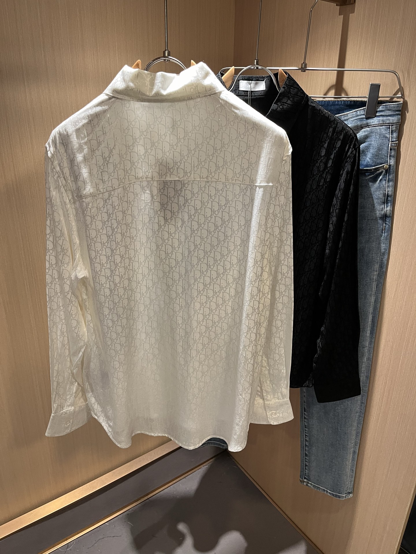  Dior 迪奥2025秋季新款男女同款👫衬衣，品牌最新设计元素！既不单调也不复杂,恰到好处的展现品味！