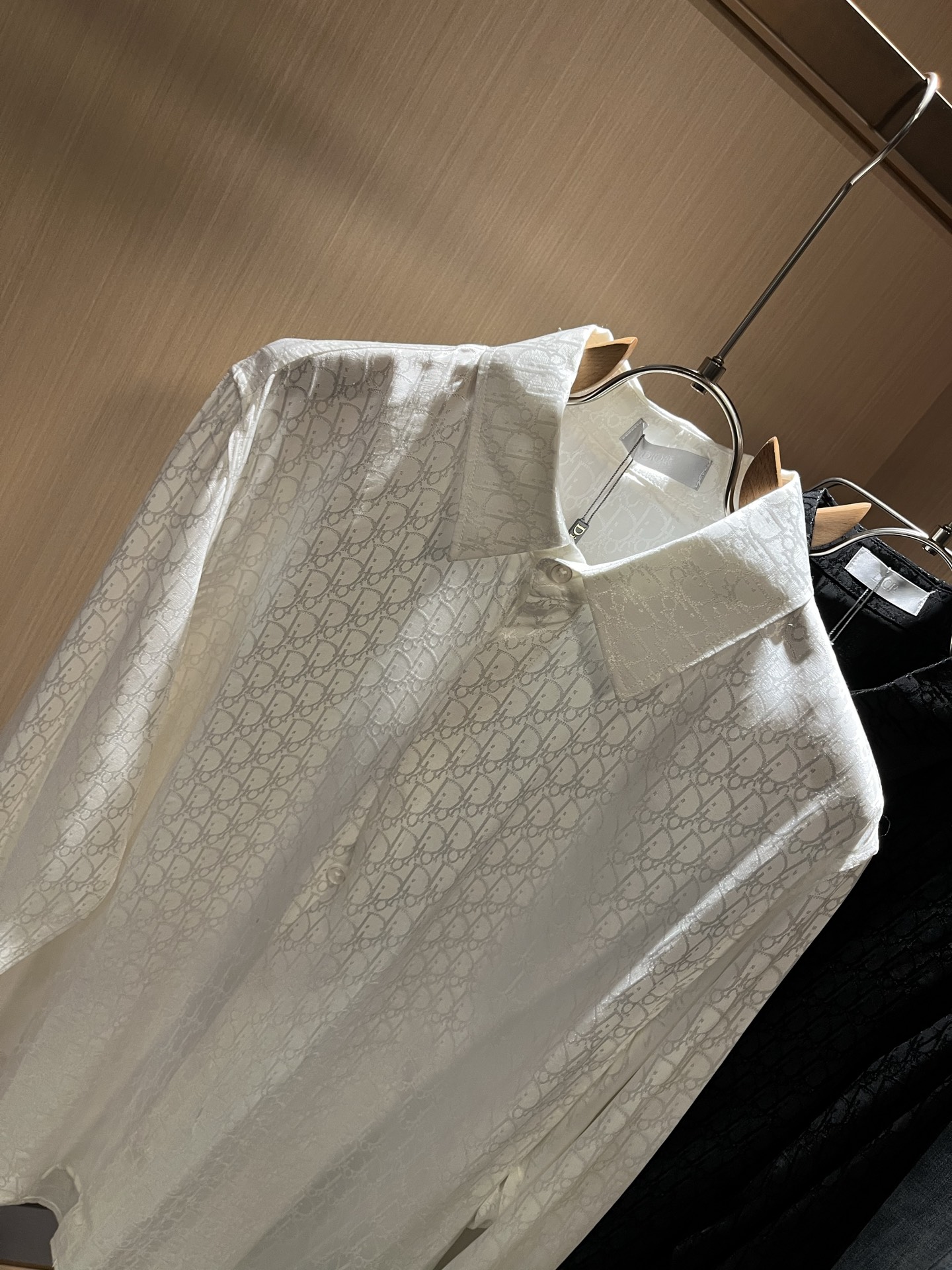  Dior 迪奥2025秋季新款男女同款👫衬衣，品牌最新设计元素！既不单调也不复杂,恰到好处的展现品味！