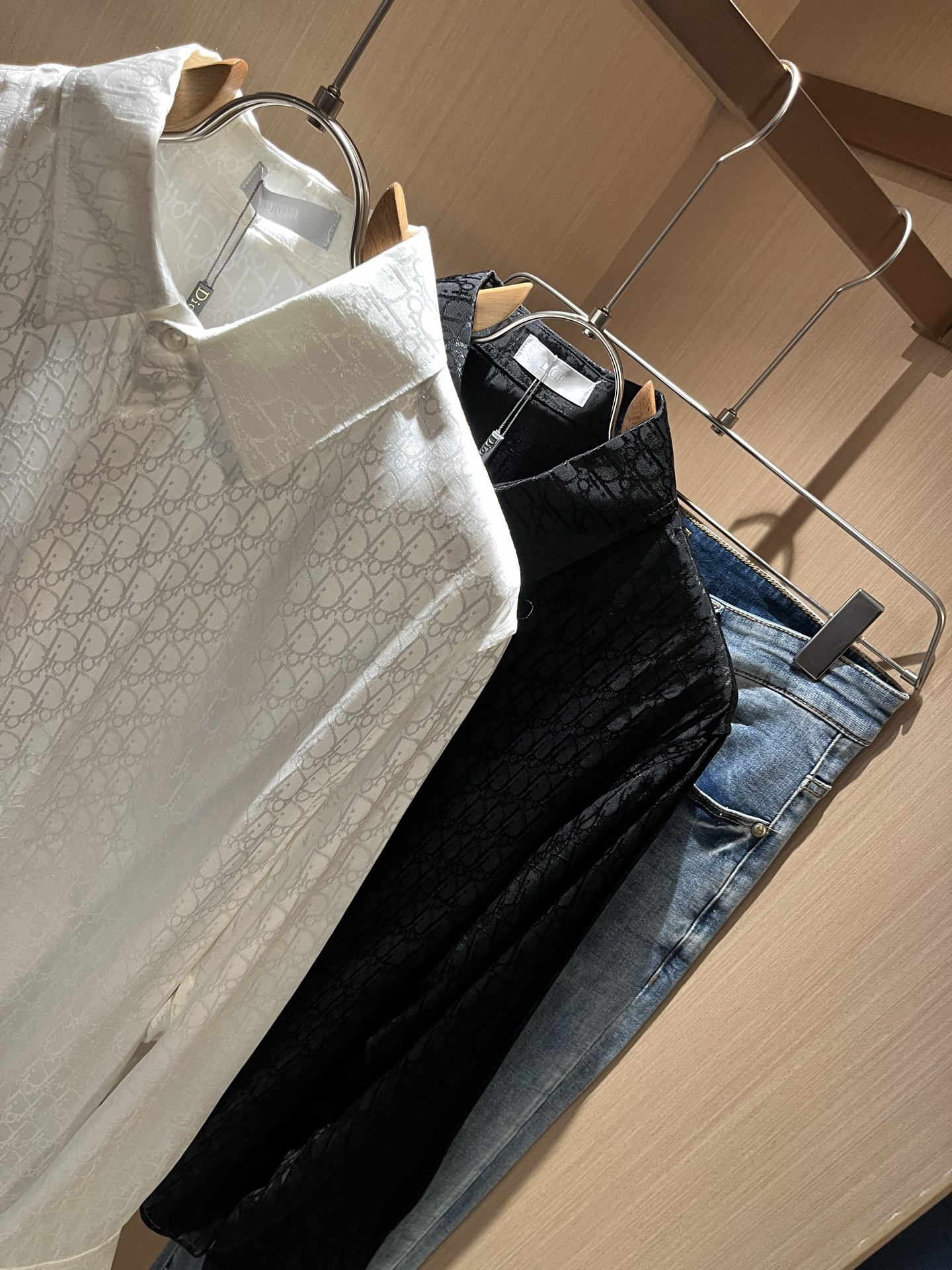  Dior 迪奥2025秋季新款男女同款👫衬衣，品牌最新设计元素！既不单调也不复杂,恰到好处的展现品味！