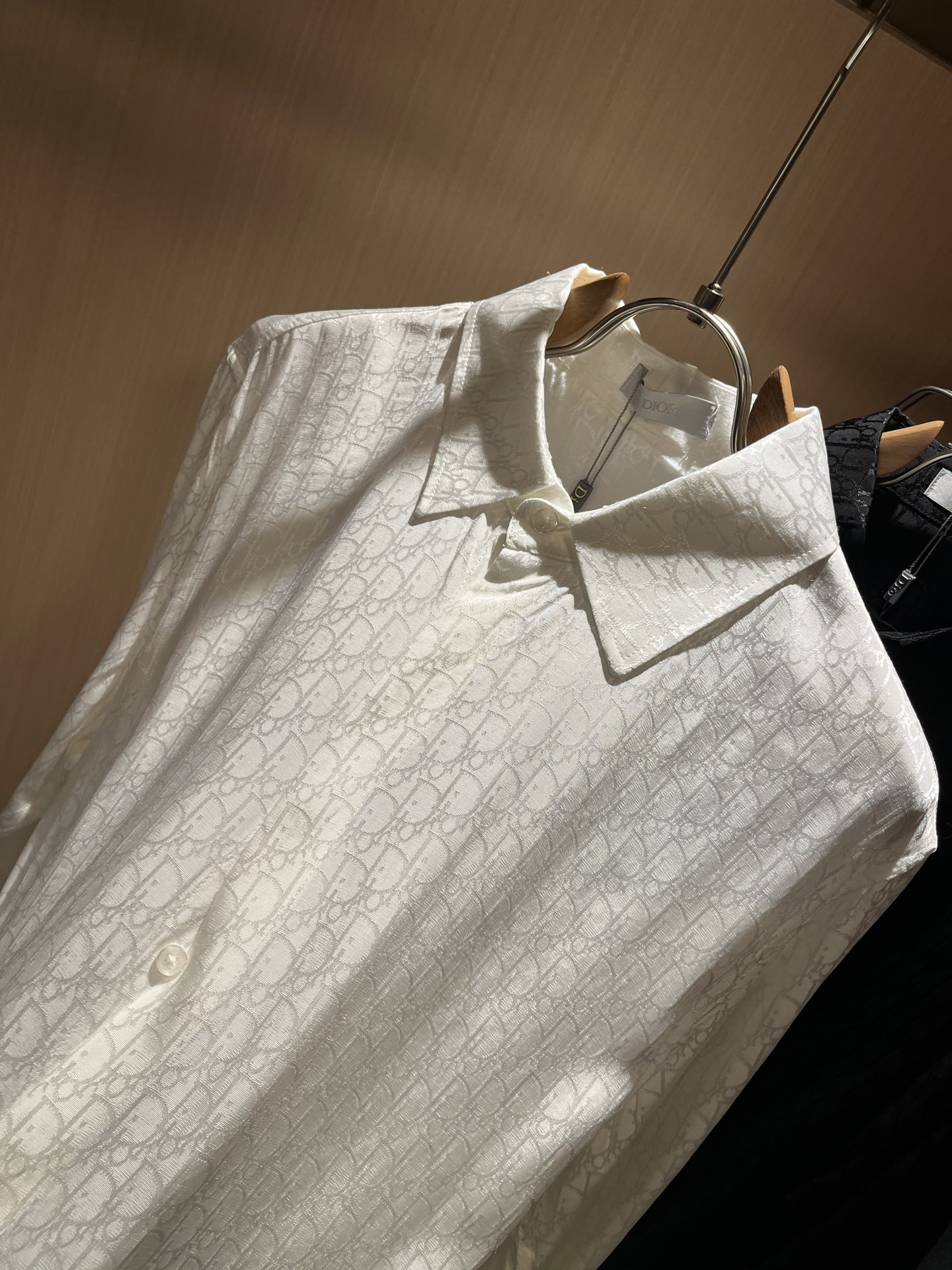  Dior 迪奥2025秋季新款男女同款👫衬衣，品牌最新设计元素！既不单调也不复杂,恰到好处的展现品味！