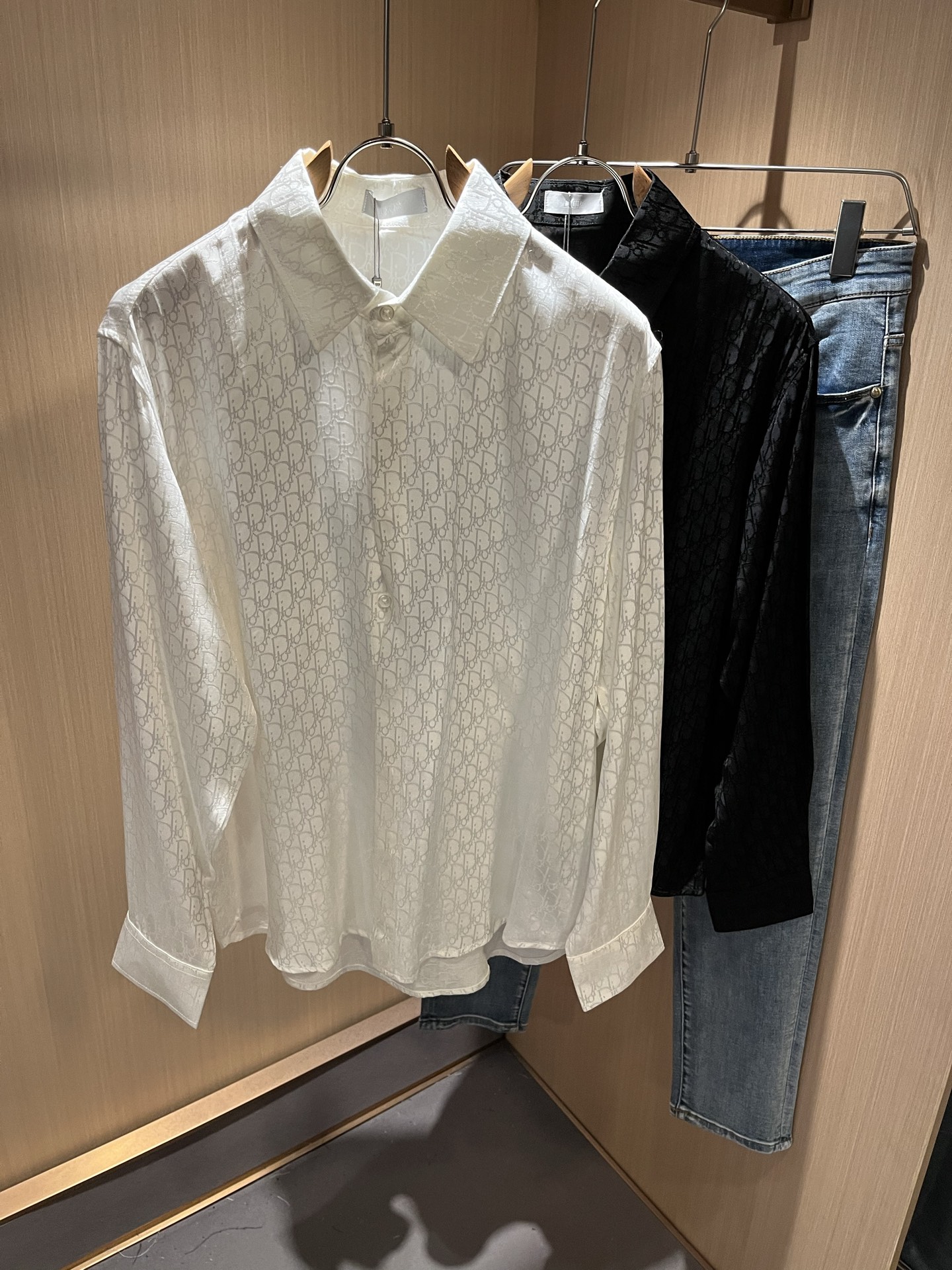  Dior 迪奥2025秋季新款男女同款👫衬衣，品牌最新设计元素！既不单调也不复杂,恰到好处的展现品味！