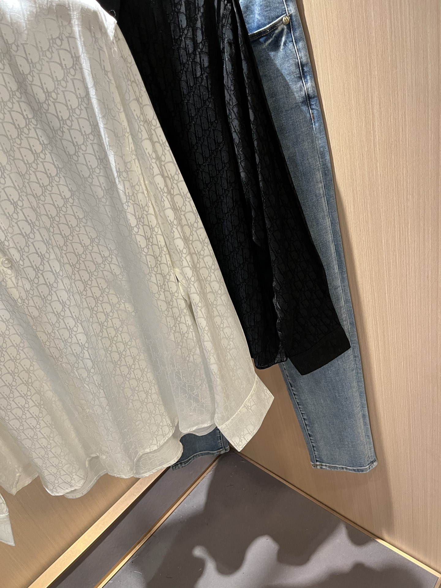  Dior 迪奥2025秋季新款男女同款👫衬衣，品牌最新设计元素！既不单调也不复杂,恰到好处的展现品味！