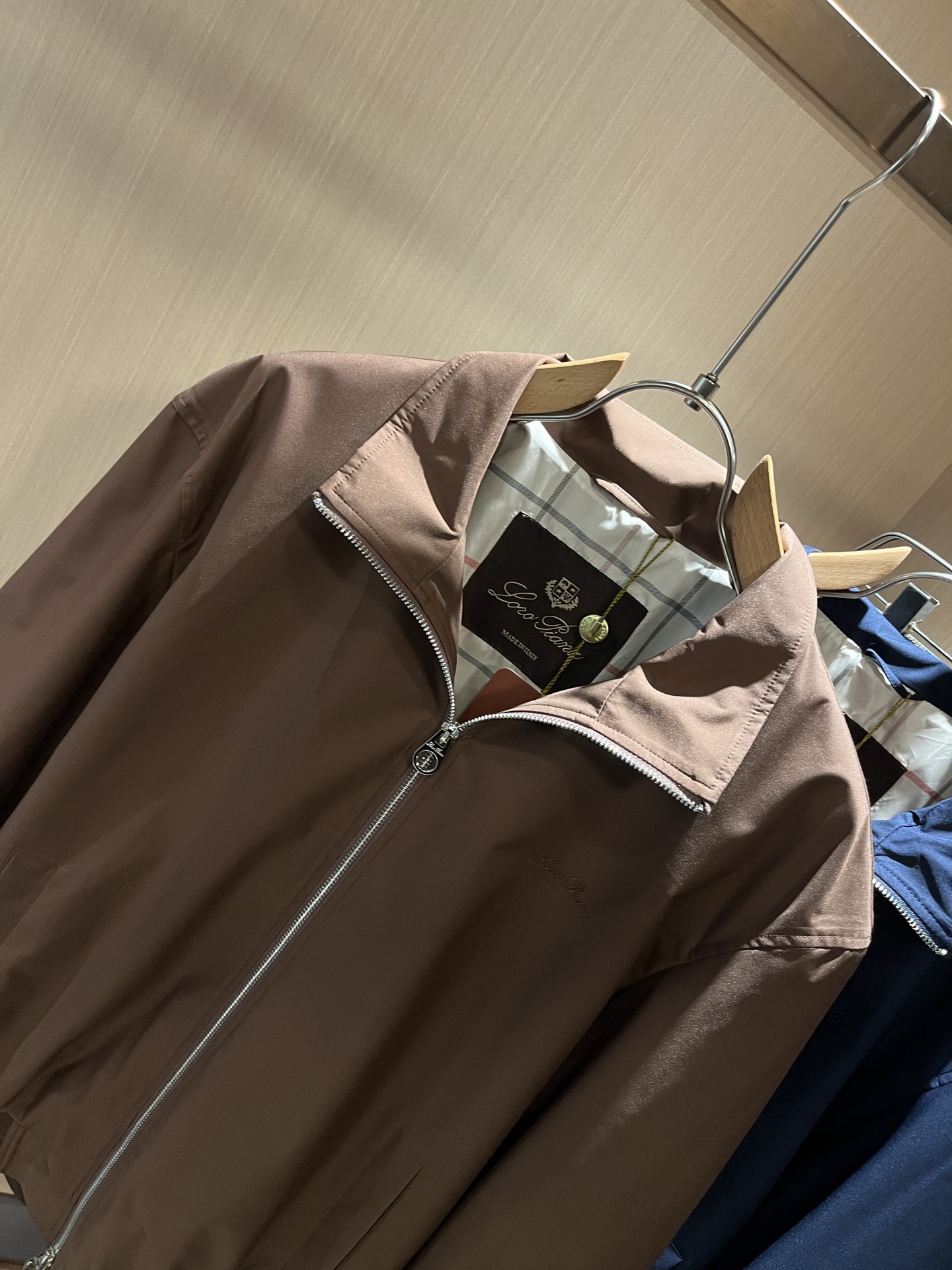  Loro Piana诺悠翩雅 2025秋冬新品男士休闲夹克外套，外贸公司订单！客供聚酯纤维材质，胸前刺