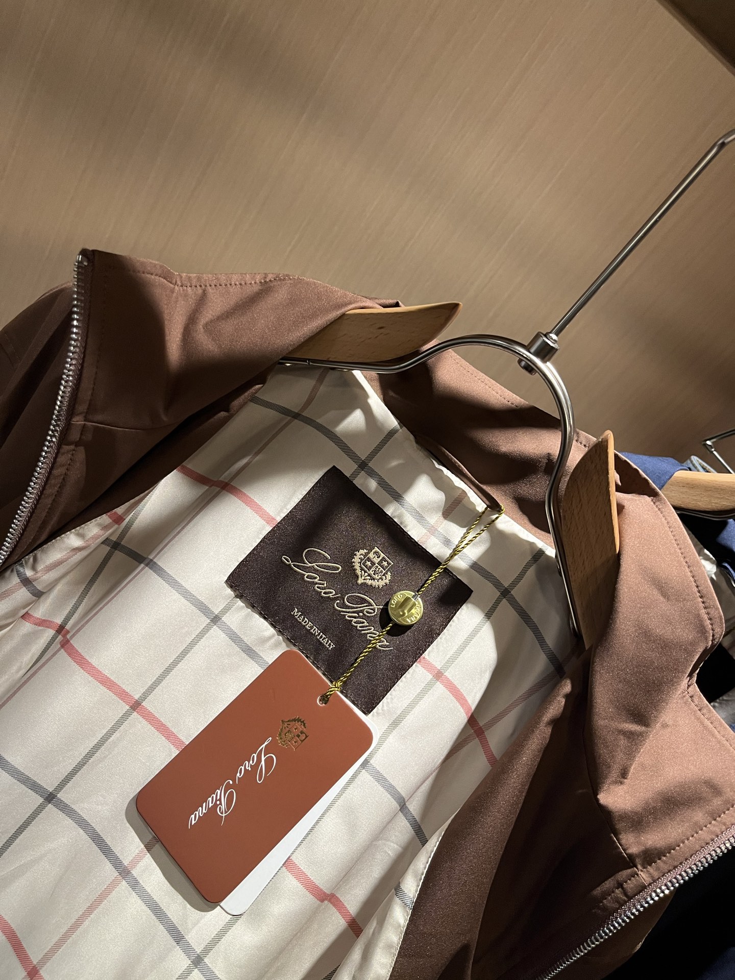  Loro Piana诺悠翩雅 2025秋冬新品男士休闲夹克外套，外贸公司订单！客供聚酯纤维材质，胸前刺