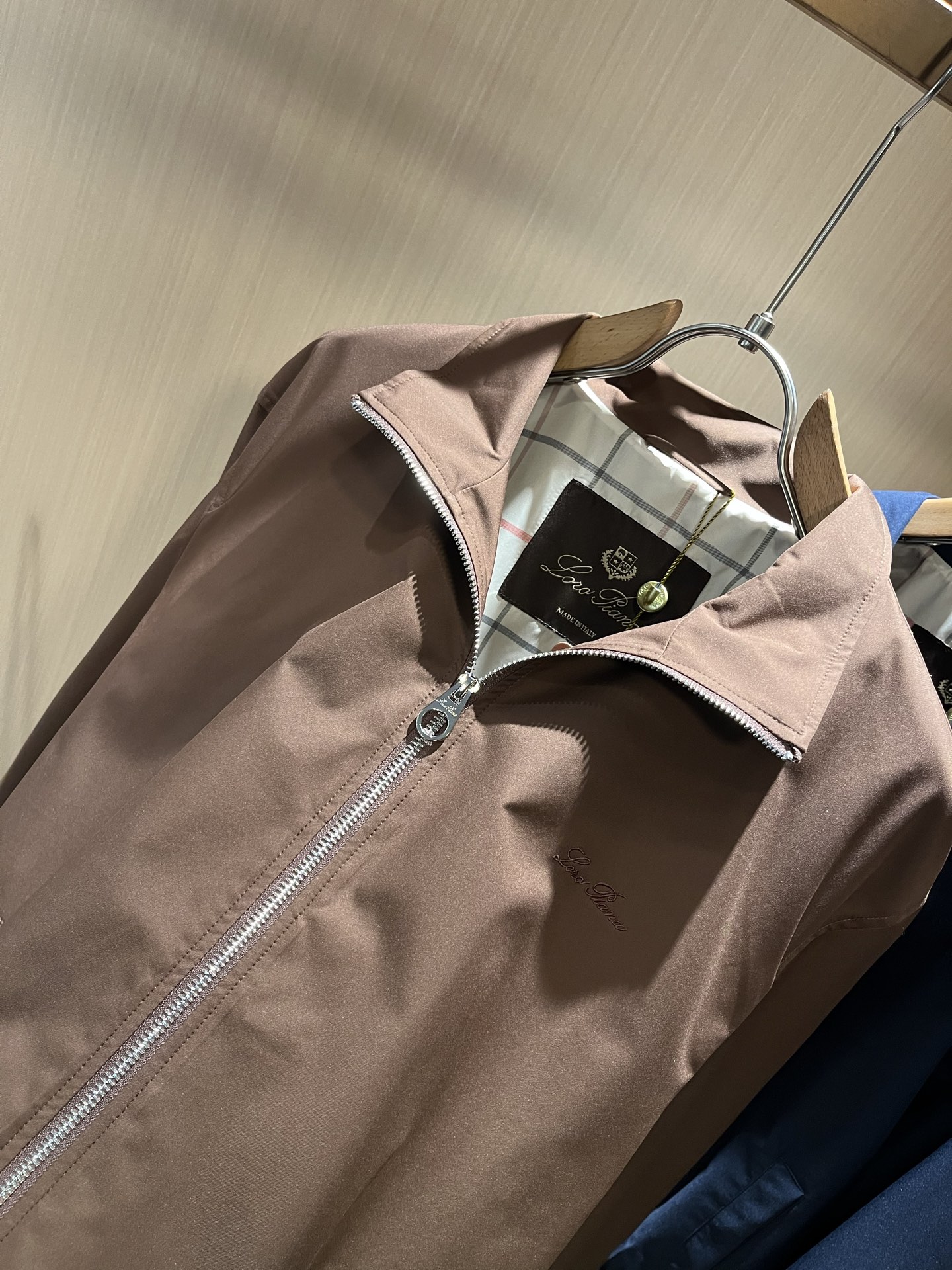  Loro Piana诺悠翩雅 2025秋冬新品男士休闲夹克外套，外贸公司订单！客供聚酯纤维材质，胸前刺