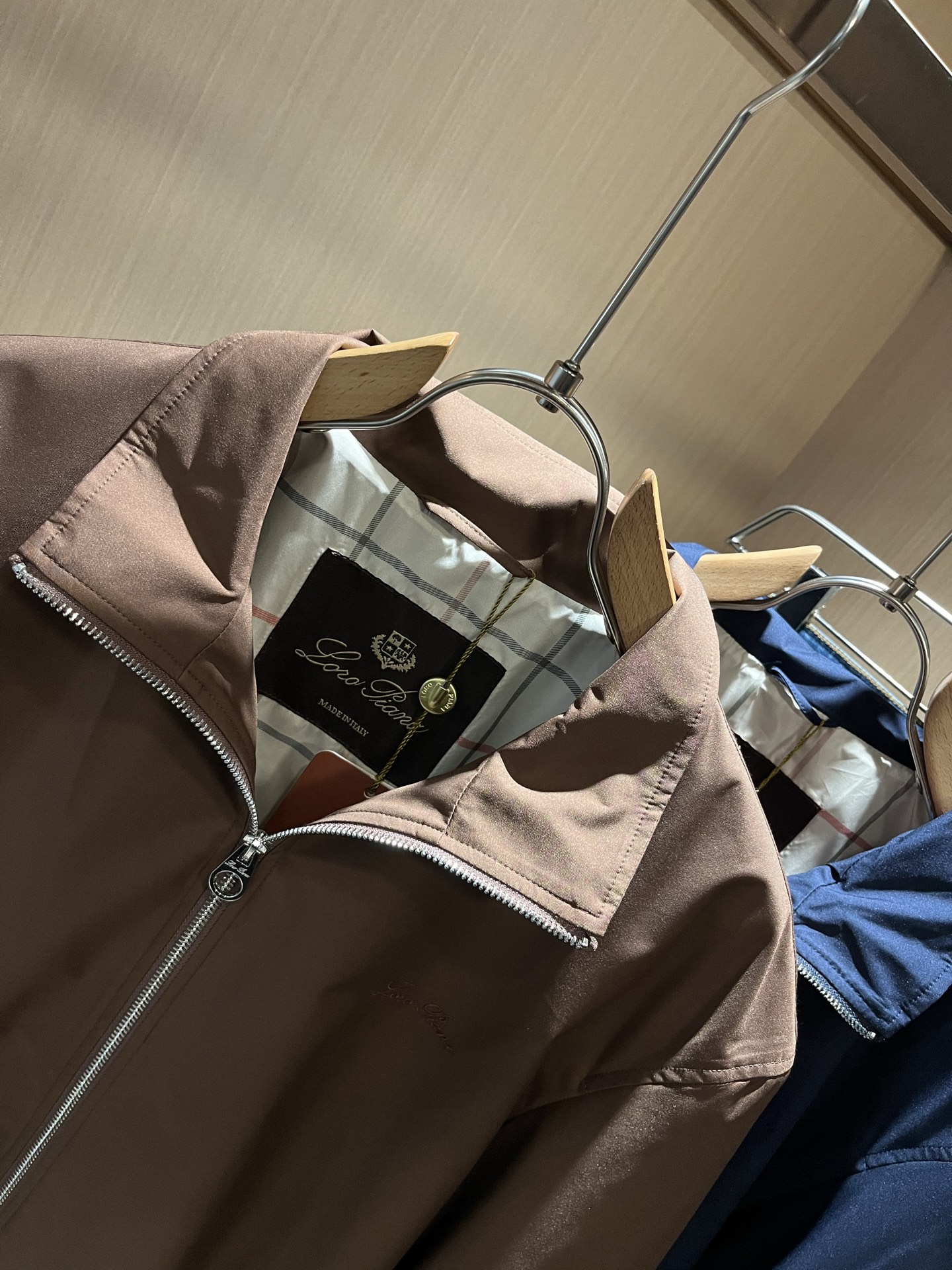  Loro Piana诺悠翩雅 2025秋冬新品男士休闲夹克外套，外贸公司订单！客供聚酯纤维材质，胸前刺